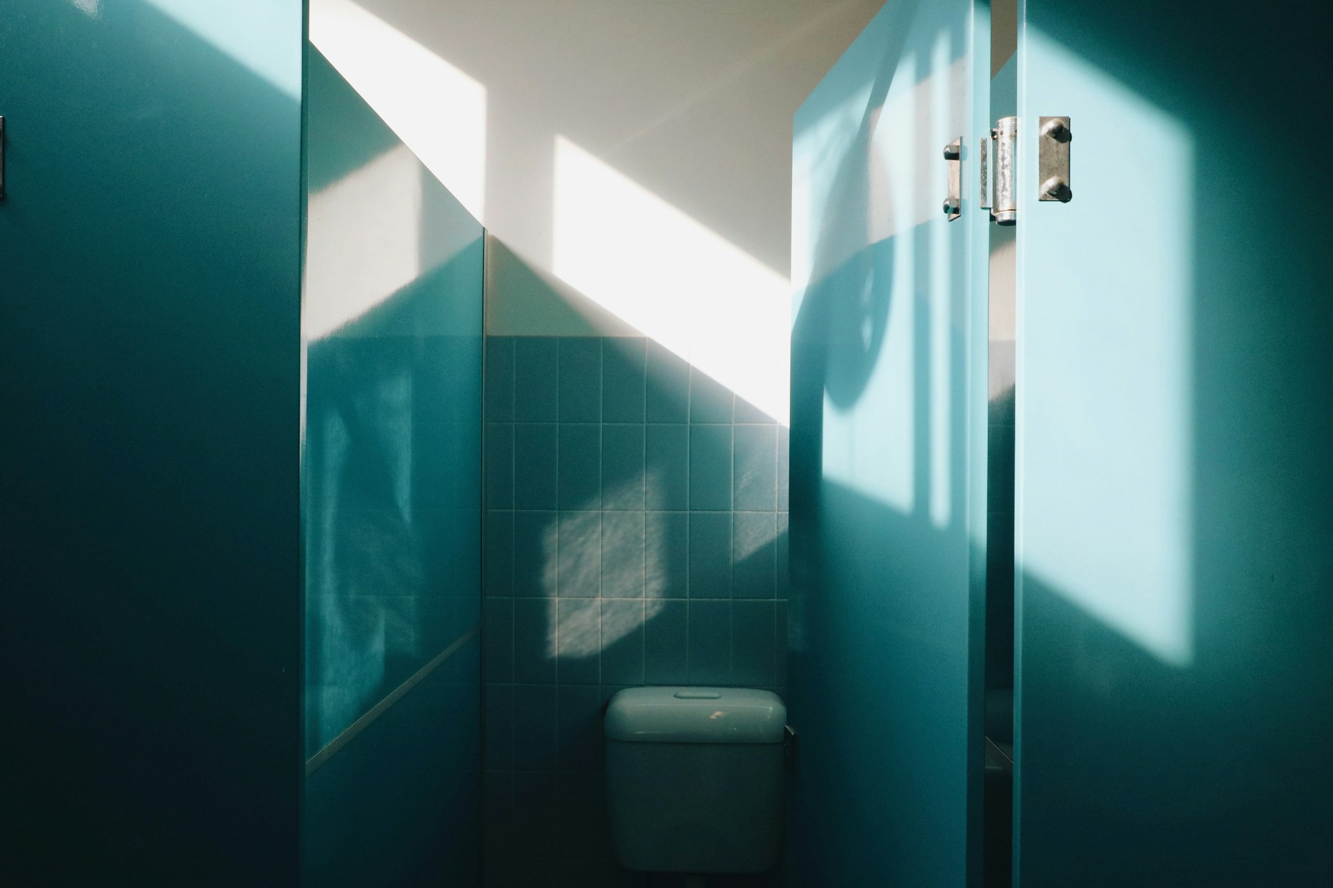 Eine Toilettenkabine | Quelle: Unsplash
