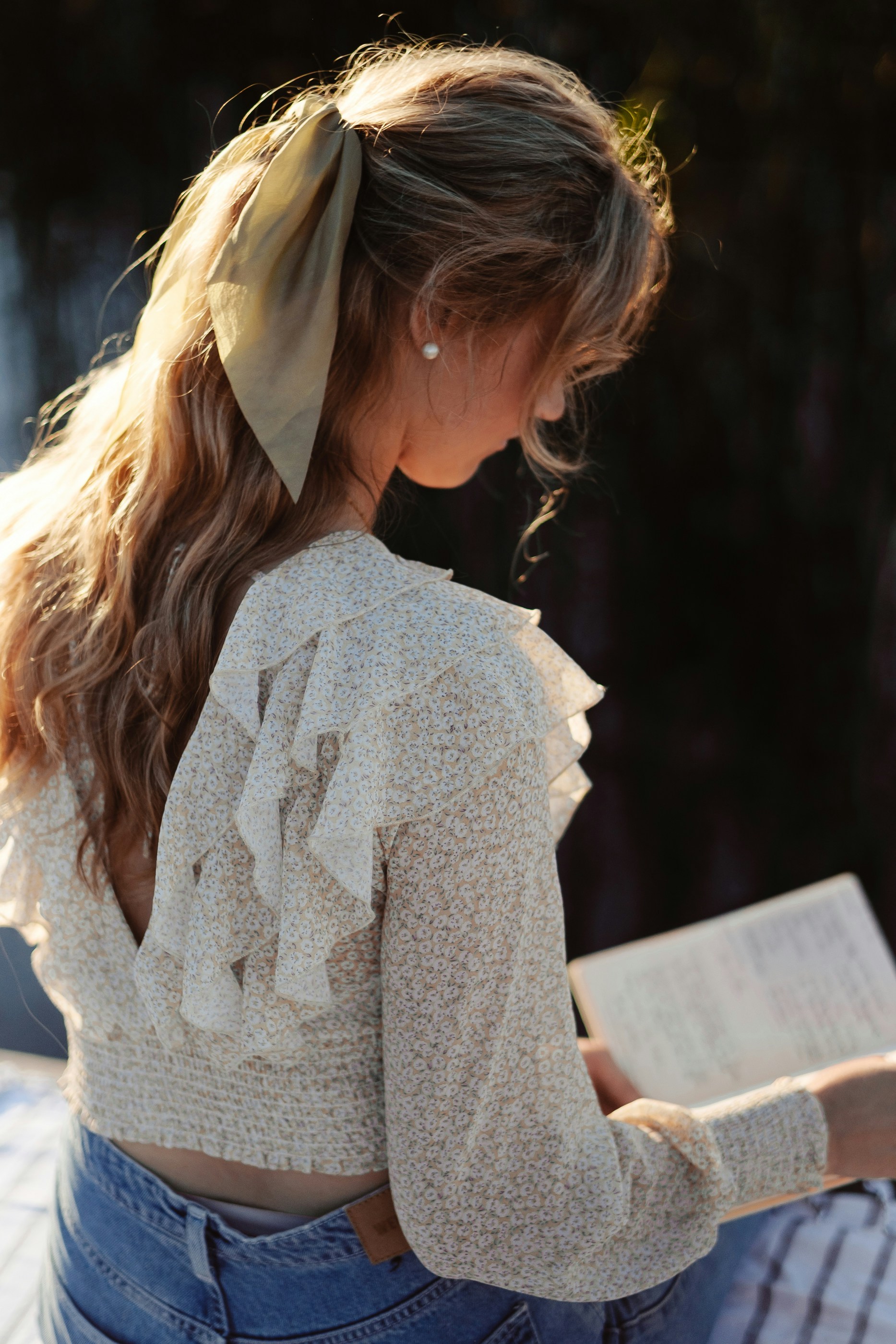 Ein Teenager liest ein Buch | Quelle: Unsplash