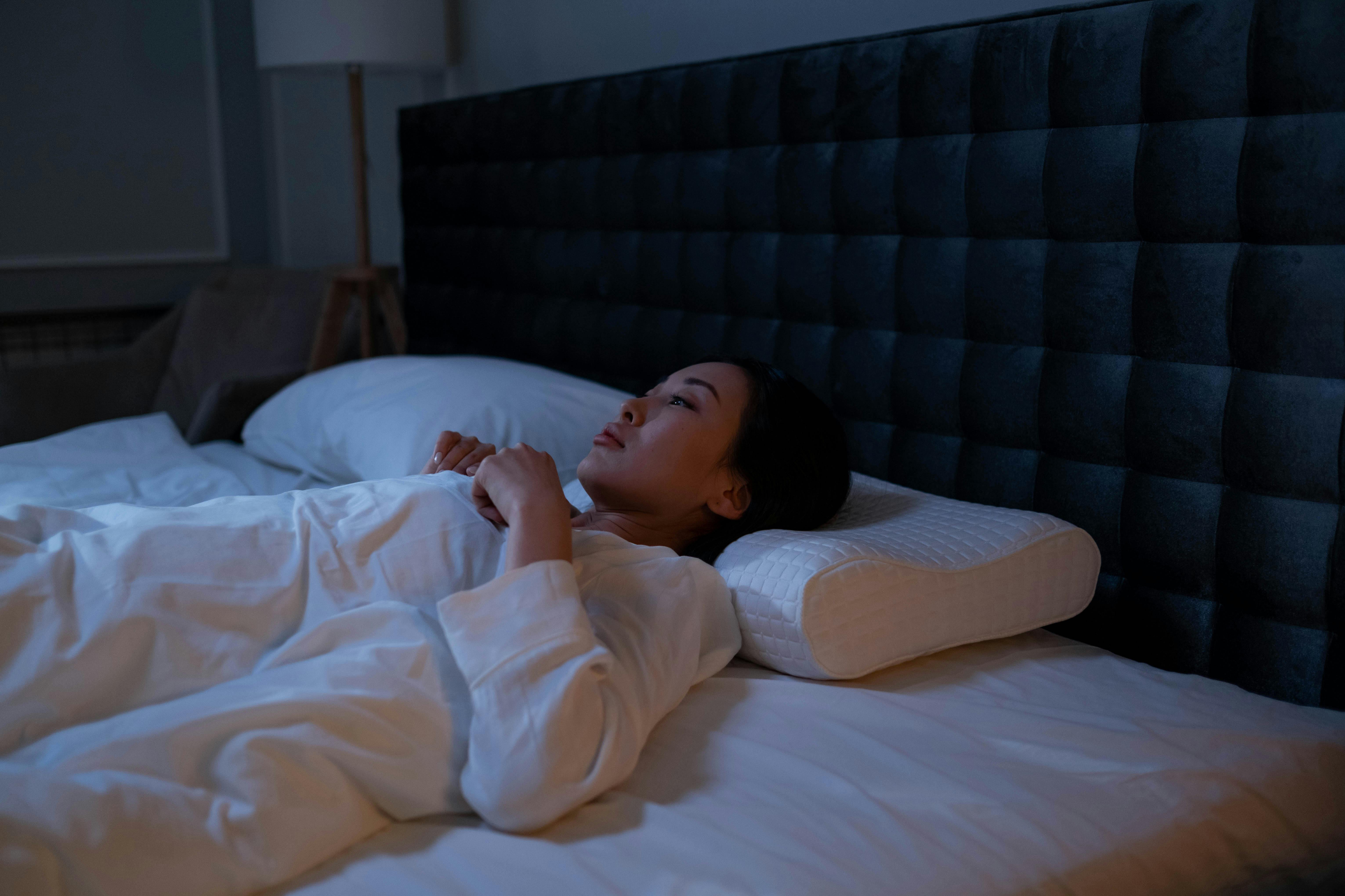 Eine Frau, die auf dem Bett liegt | Quelle: Pexels