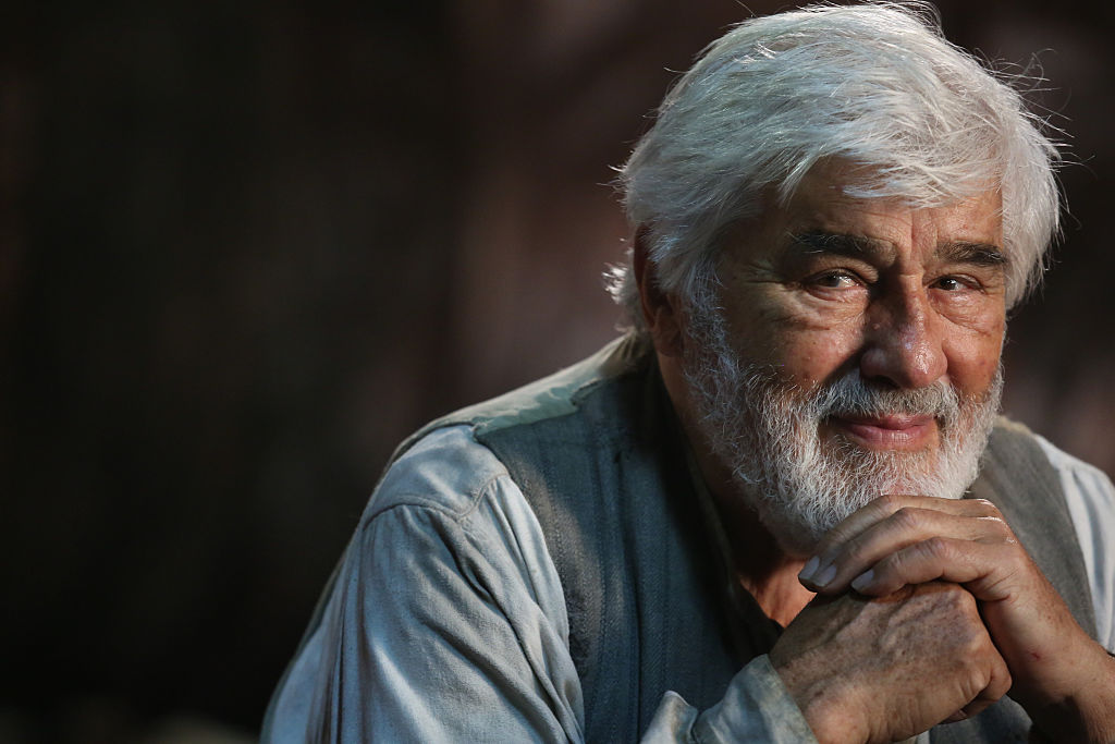 Mario Adorf als „Geppetto“ im Bauch eines Walfisches bei den Dreharbeiten zu „Pinocchio“ in Köln am 30.04.2013 | Quelle: Getty Images