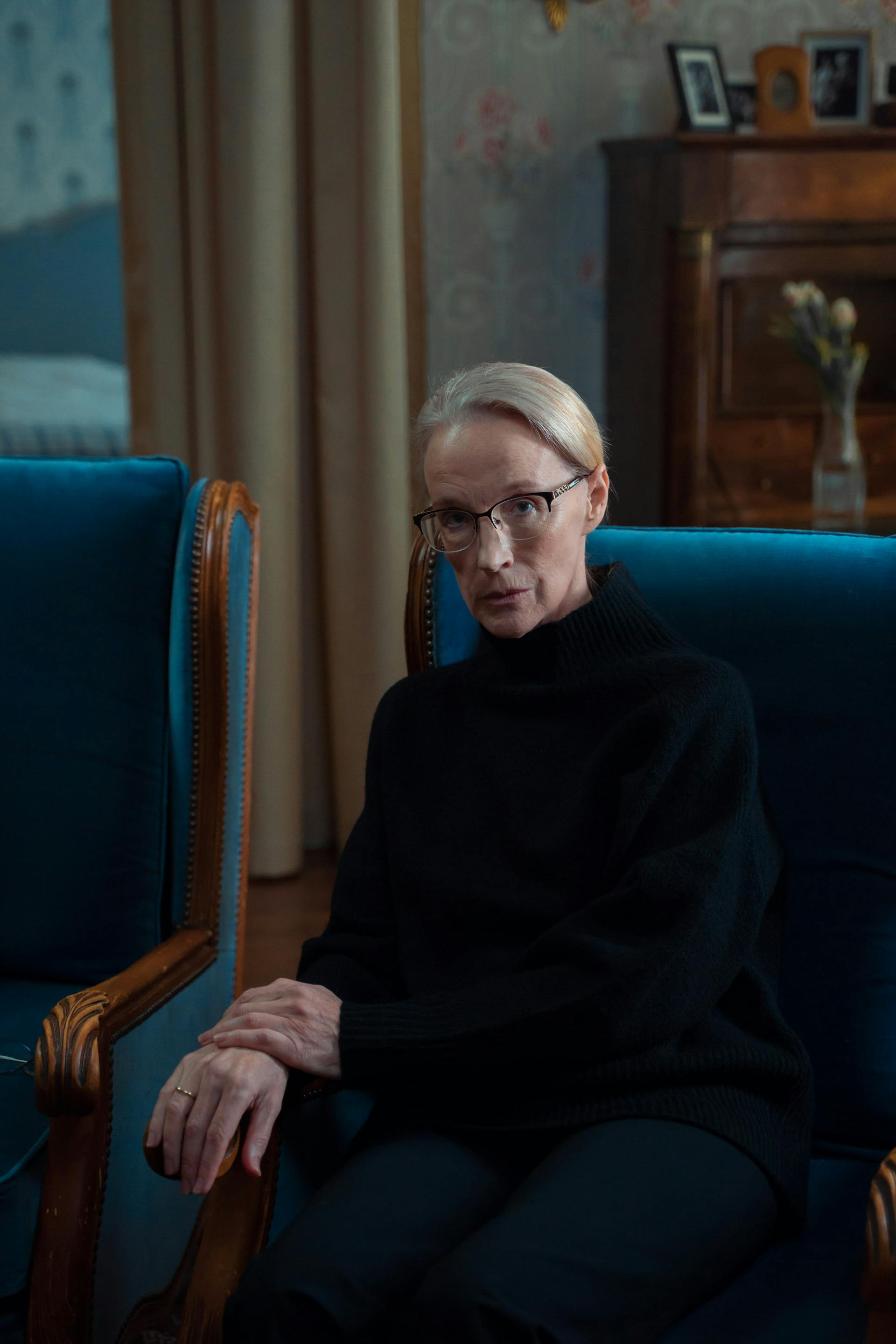 Eine ältere Frau mit selbstgefälligem Blick | Quelle: Pexels