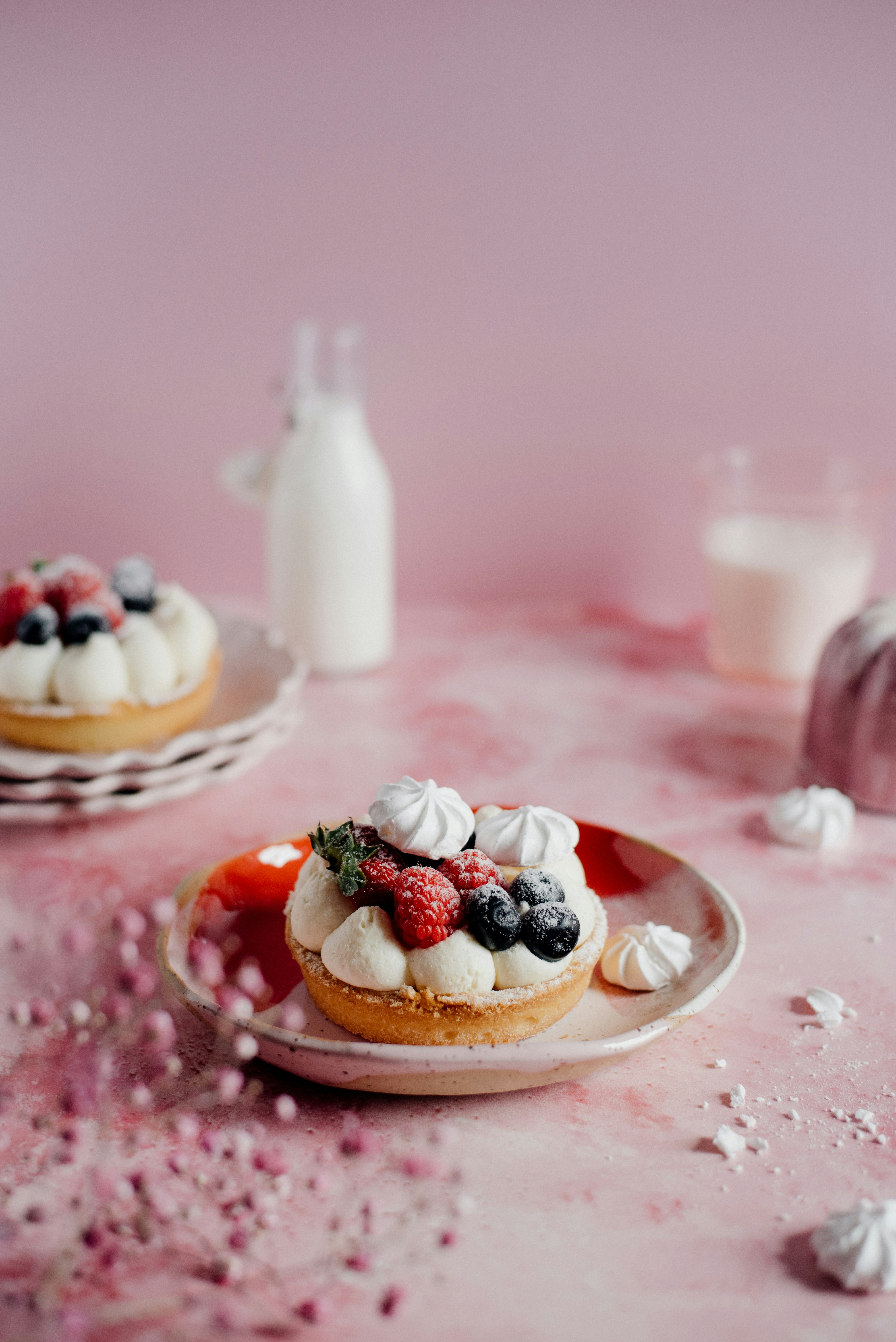 Obstkuchen auf einem Tisch | Quelle: Unsplash