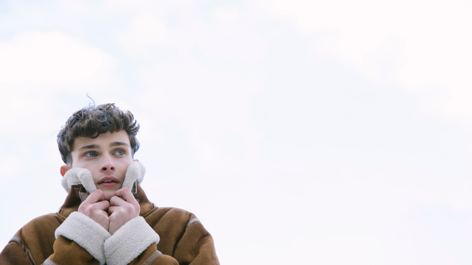 Ein besorgter junger Mann | Quelle: Freepik