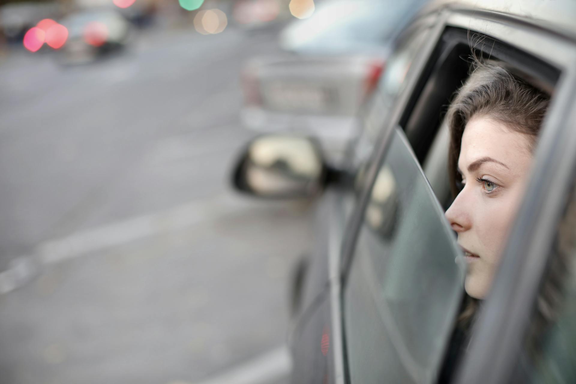 Eine Frau schaut aus dem Autofenster | Quelle: Pexels