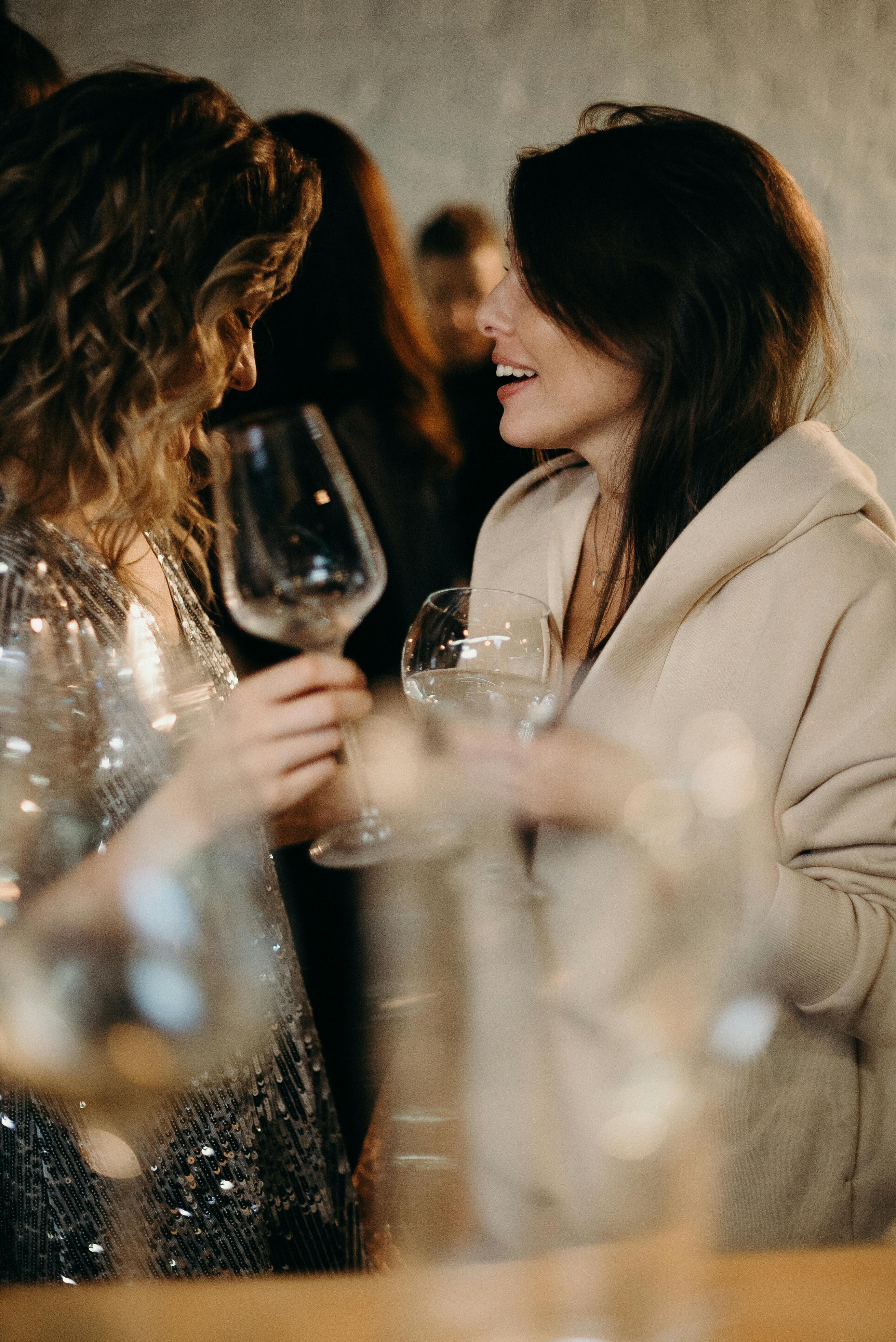 Frauen mit Weingläsern | Quelle: Pexels