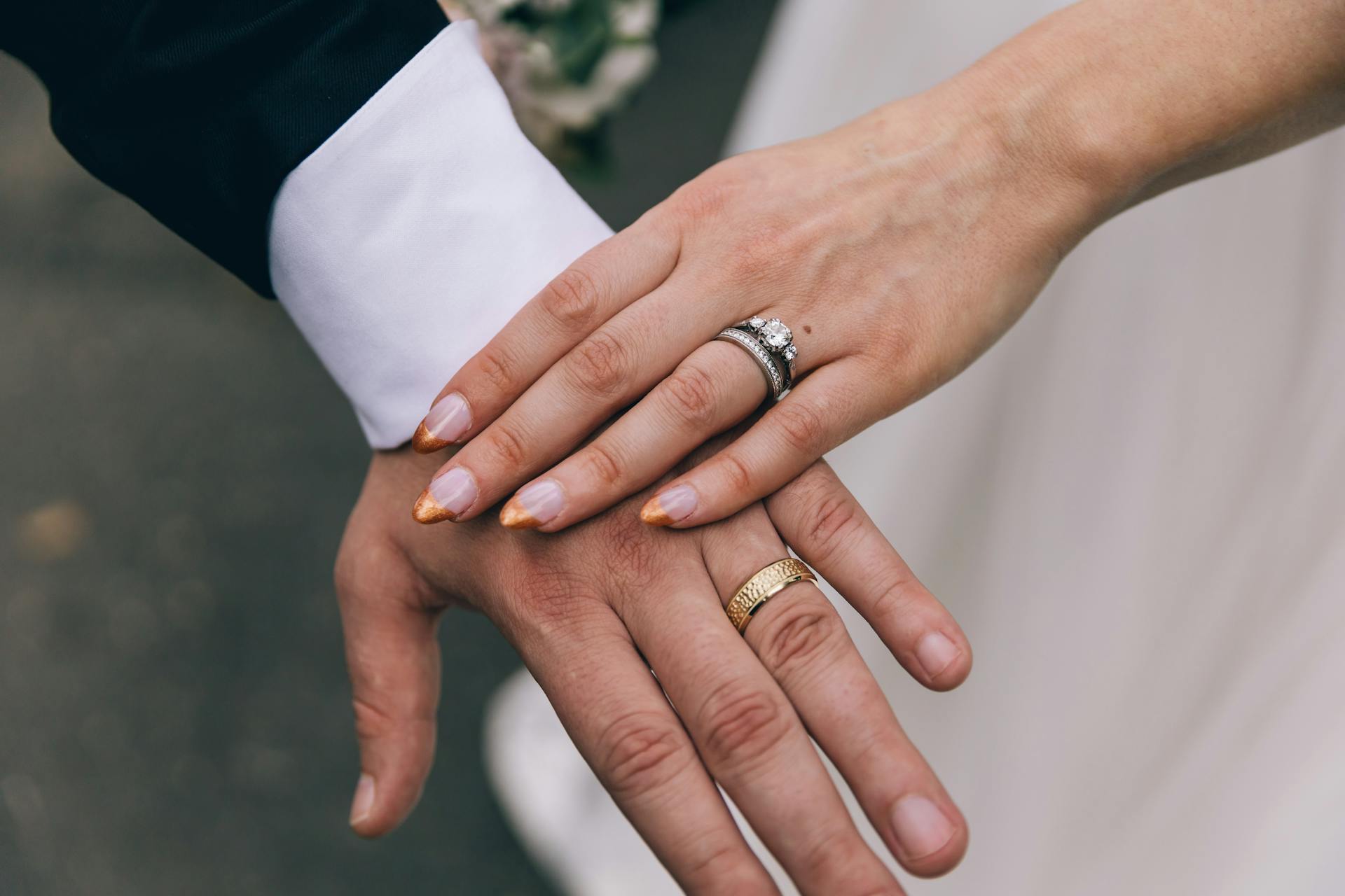 Ein Paar trägt seine Ringe | Quelle: Pexels