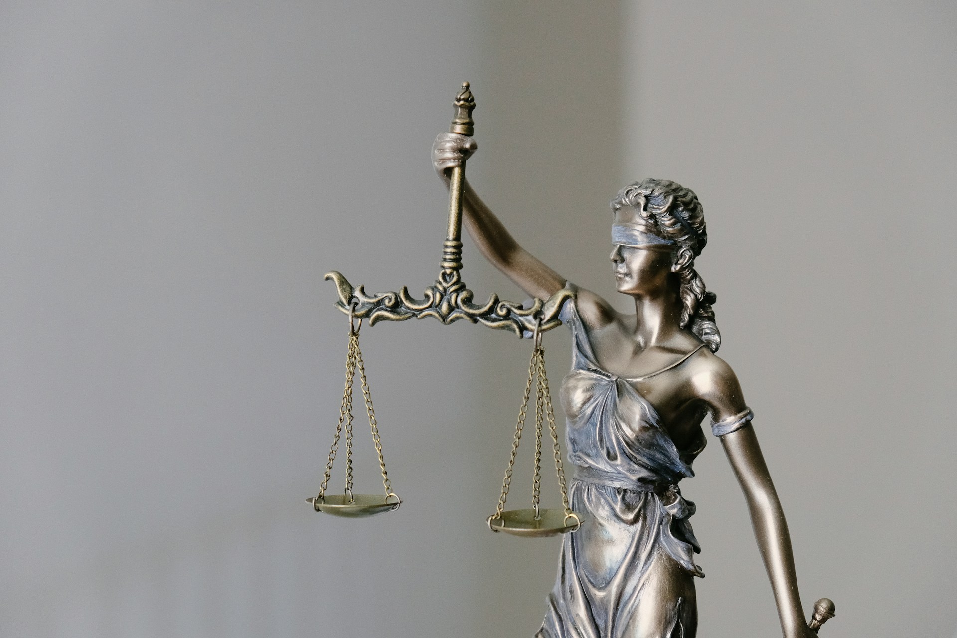 Figur der Lady Justice, die die Waage hält | Quelle: Unsplash