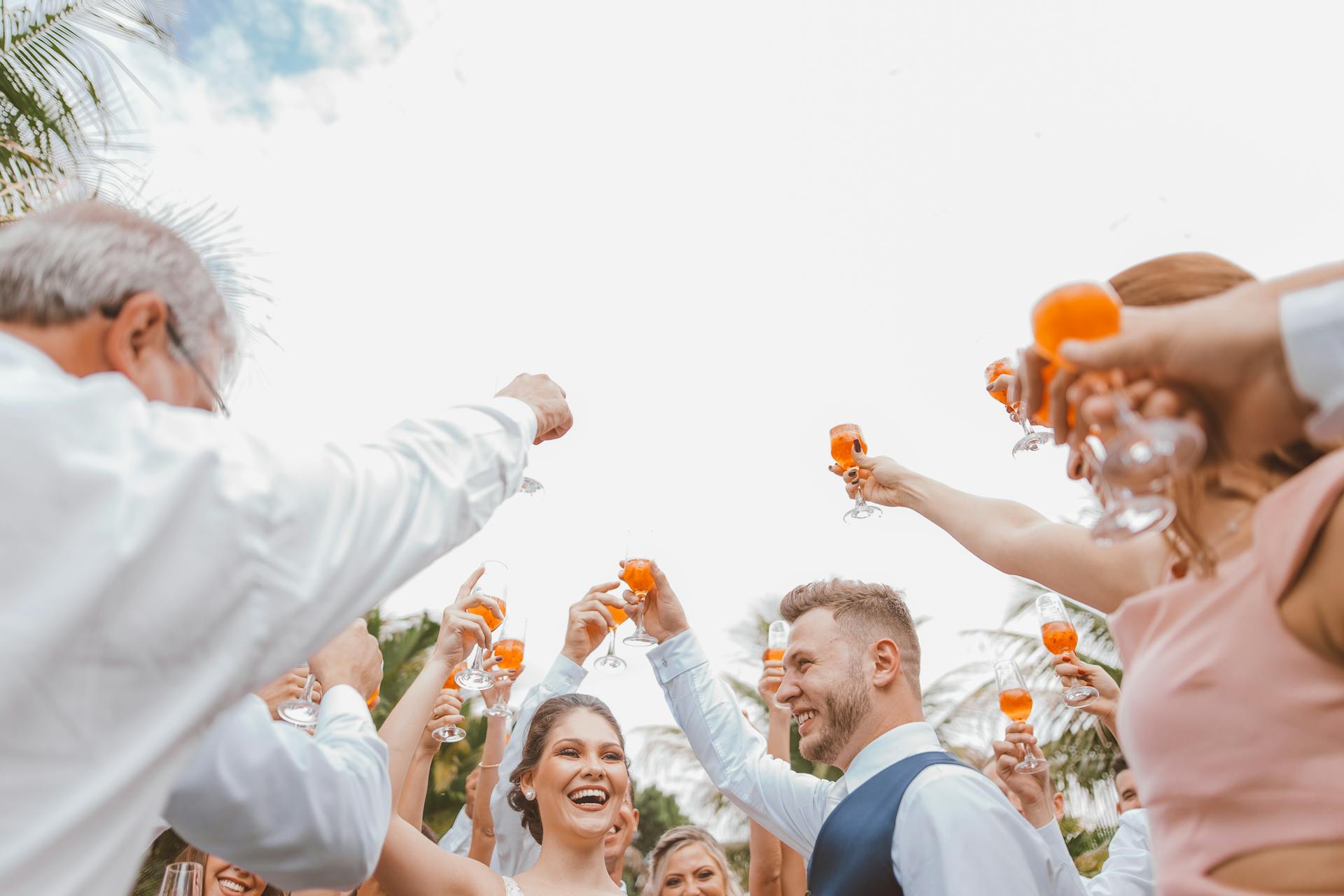 Menschen stoßen mit ihren Getränken auf einer Hochzeit an | Quelle: Pexels