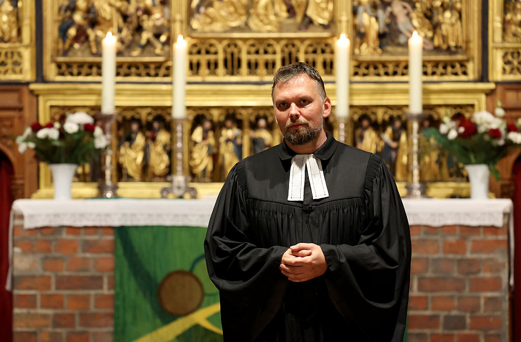 14. Oktober 2025, Mecklenburg-Vorpommern, Güstrow: Jens-Peter Schulz, Pfarrer der evangelisch-lutherischen Gemeinde Güstrow, vor Beginn einer Trauerfeier in der Marienkirche, nachdem die Leiche eines Kindes in einem Wald in der Nähe von Güstrow gefunden worden war | Quelle: Getty Images