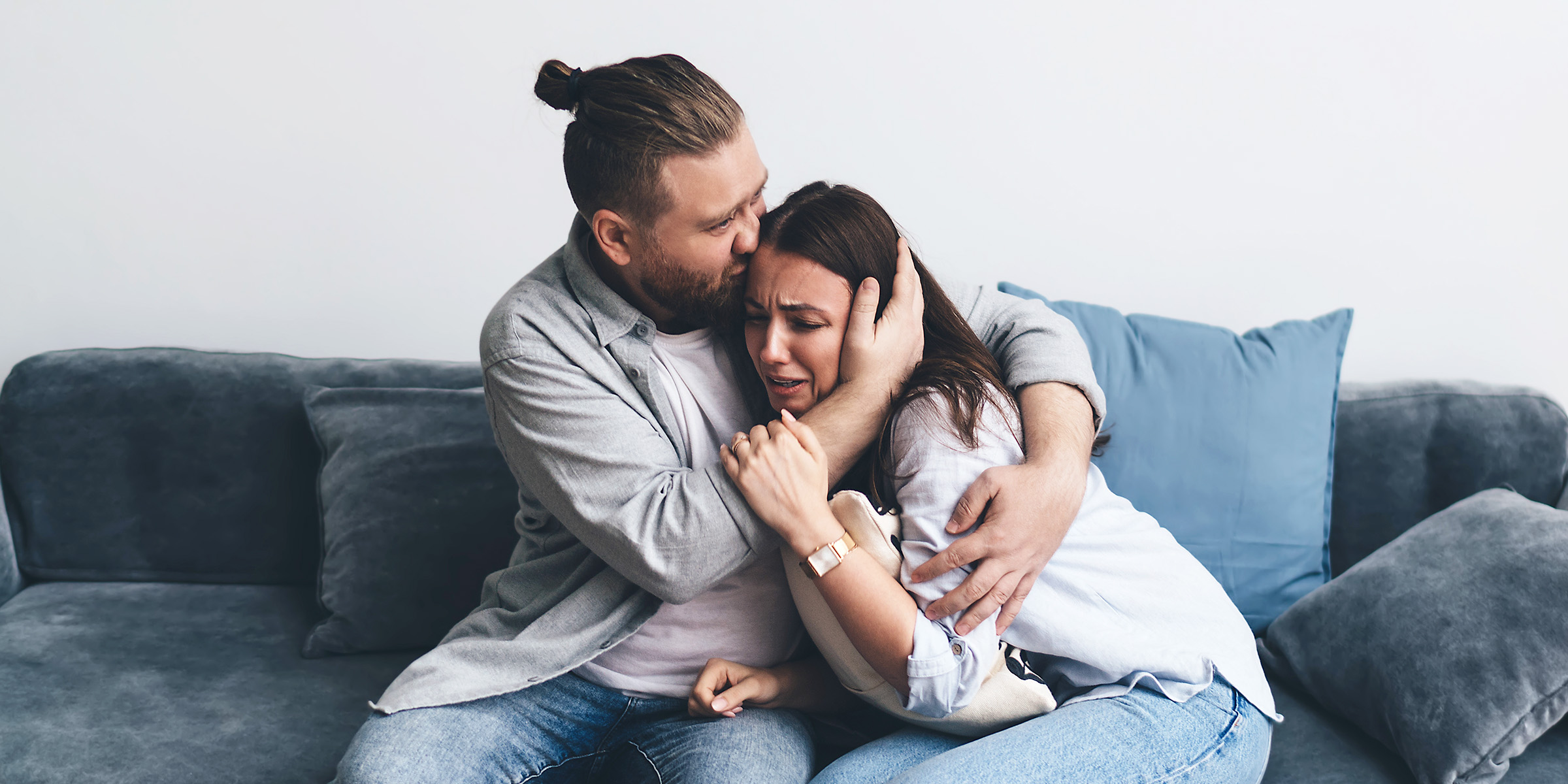 Ein Mann, der eine emotionale Frau tröstet | Quelle: Shutterstock