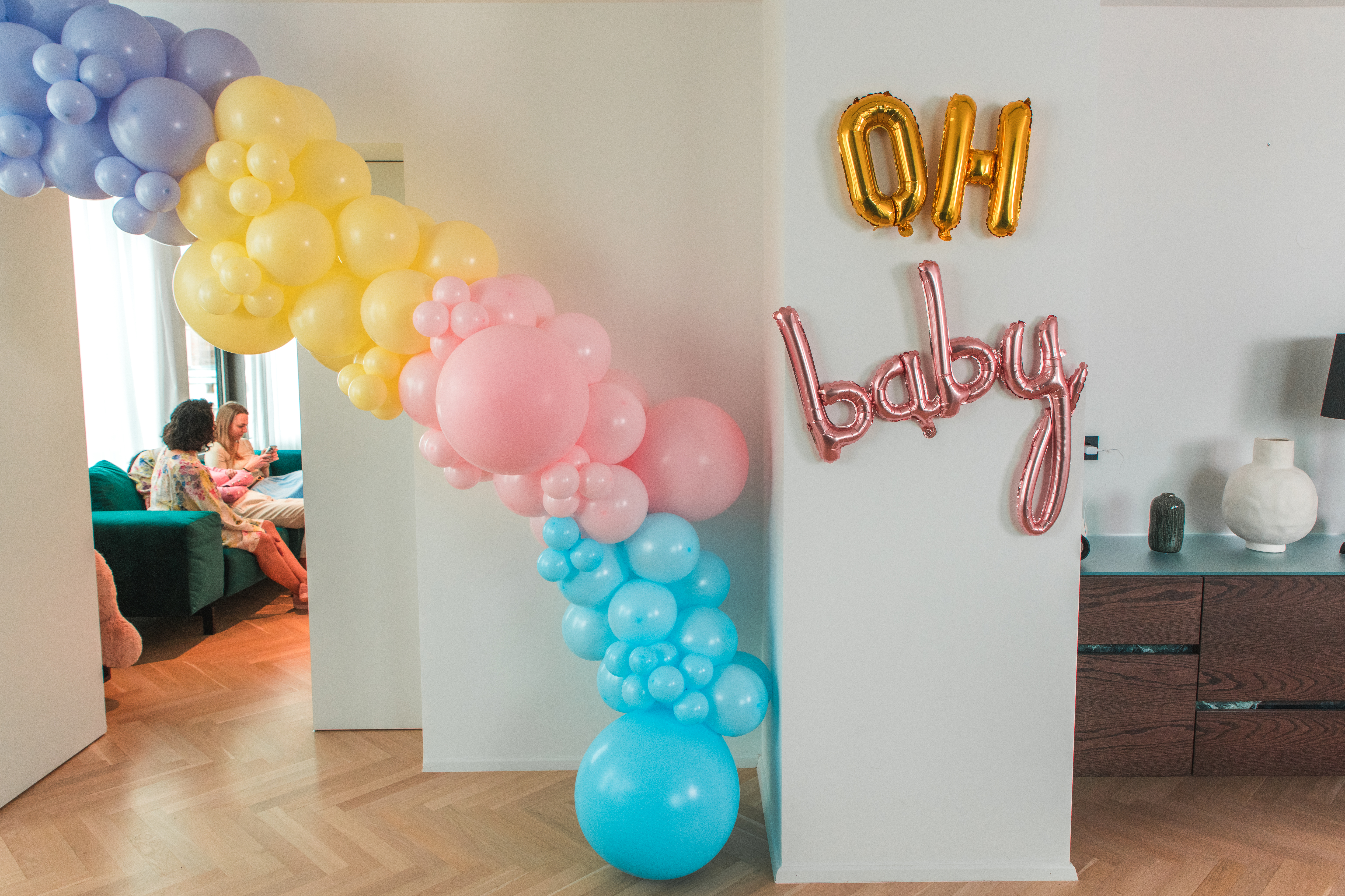 Baby Shower Eleganz mit einem Regenbogen-Ballon | Quelle: Getty Images