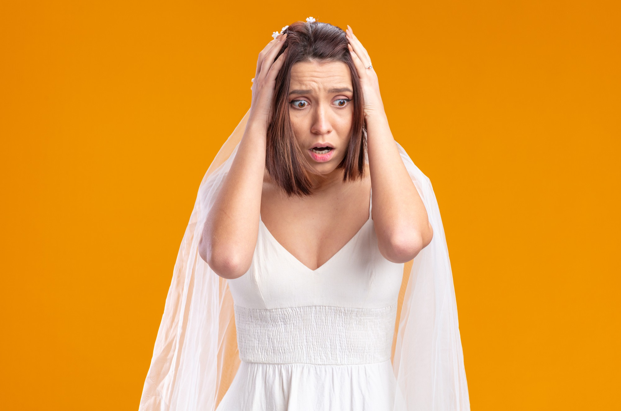 Eine schockierte und aufgebrachte Braut | Quelle: Freepik