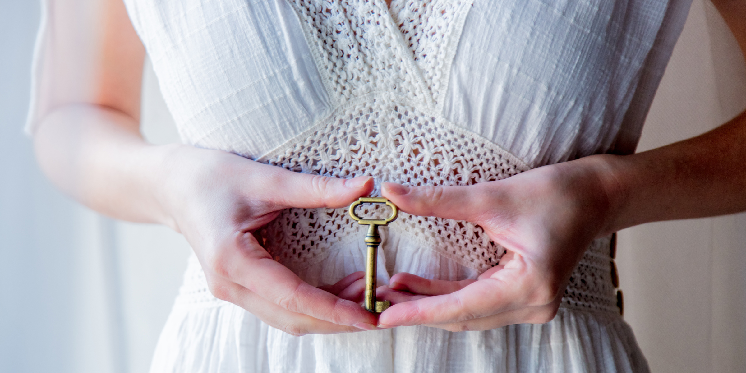 Frau hält einen alten Schlüssel in den Händen | Quelle: Shutterstock