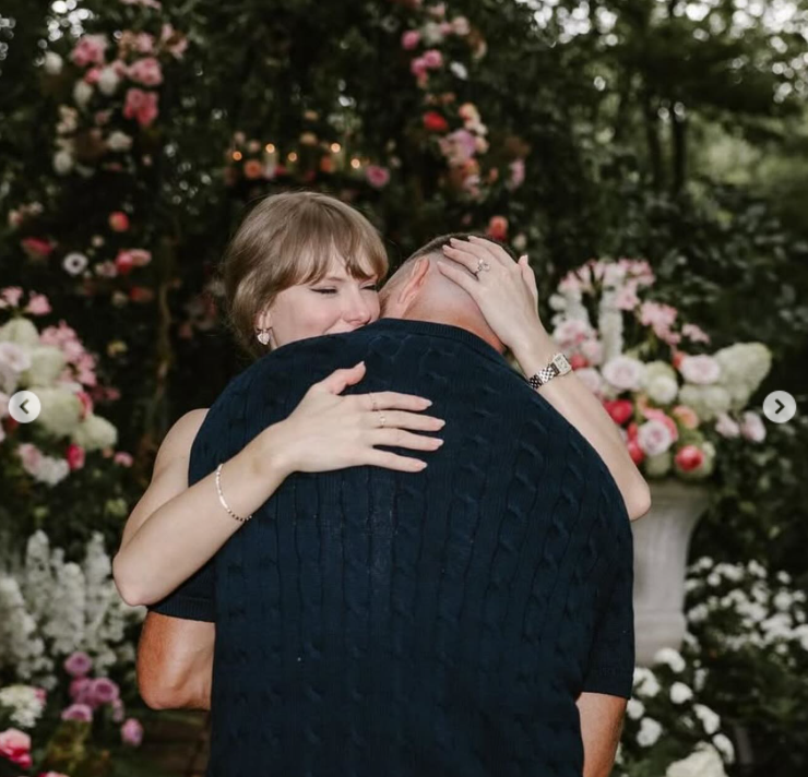 Taylor Swift umarmt Travis Kelce in einem blühenden Garten, gepostet am 26. August 2025 | Quelle: Instagram/taylorswift