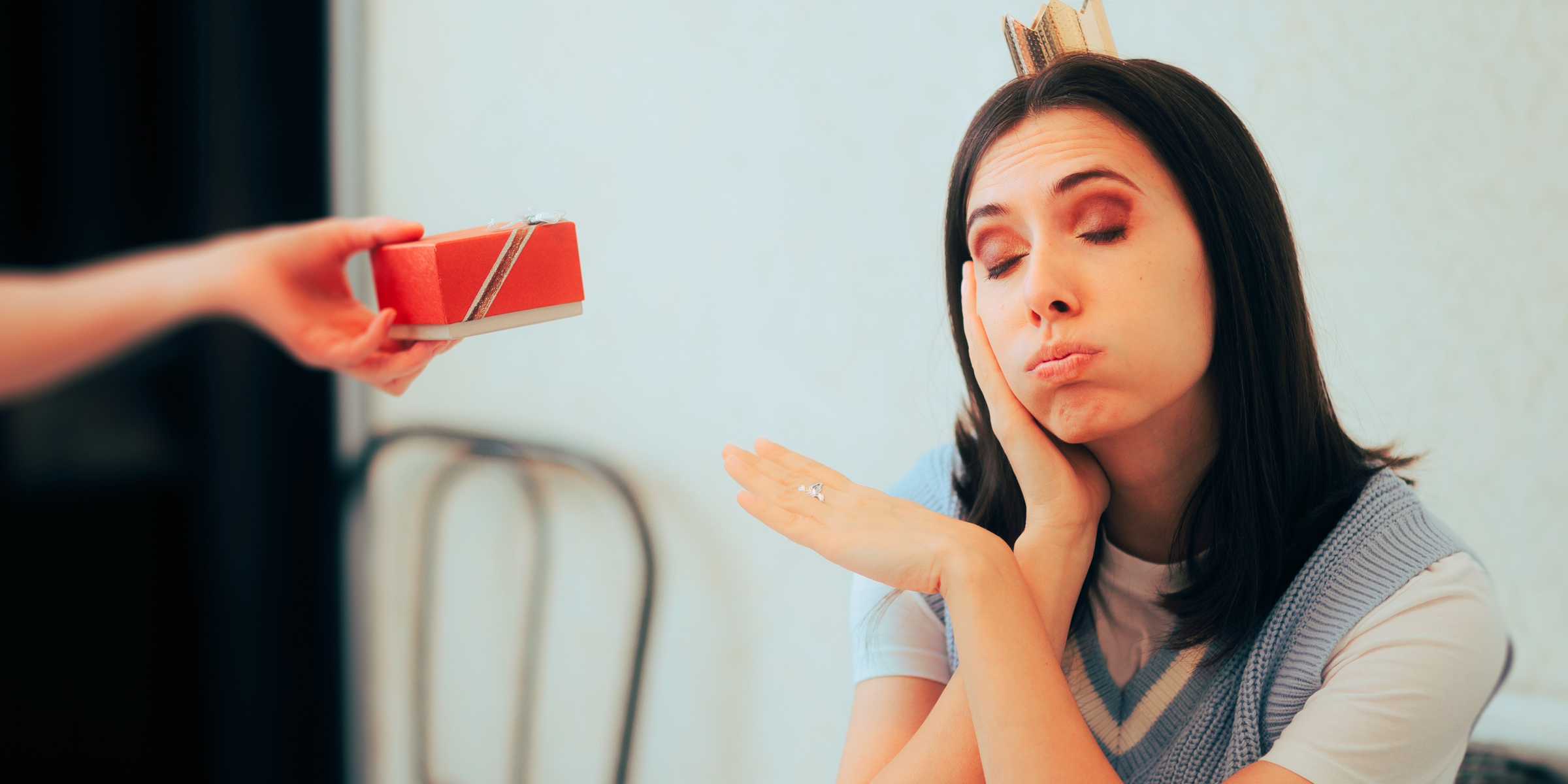 Eine Frau, die ein Geschenk ablehnt | Quelle: Shutterstock