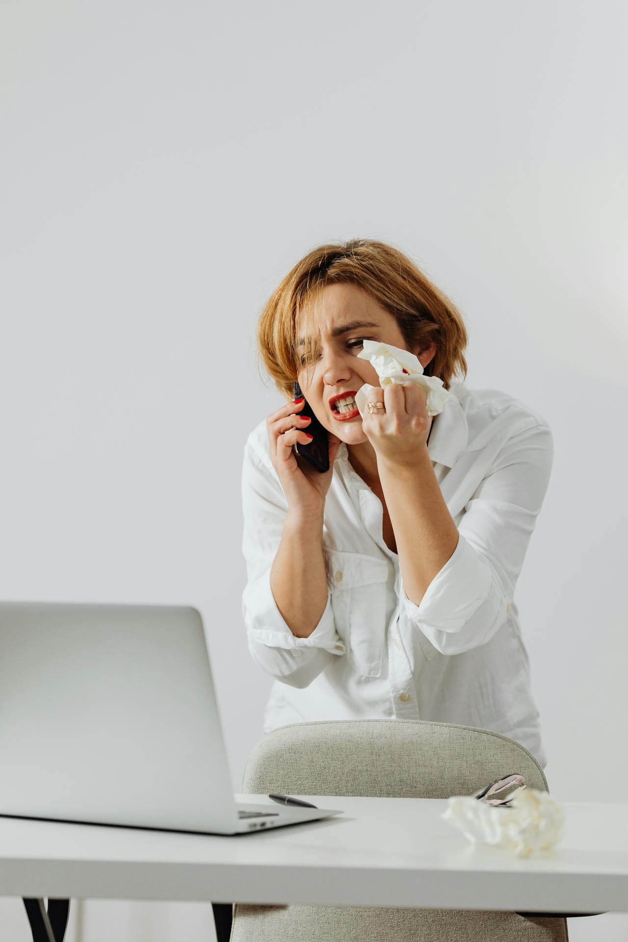 Eine wütende Frau, die telefoniert | Quelle: Pexels