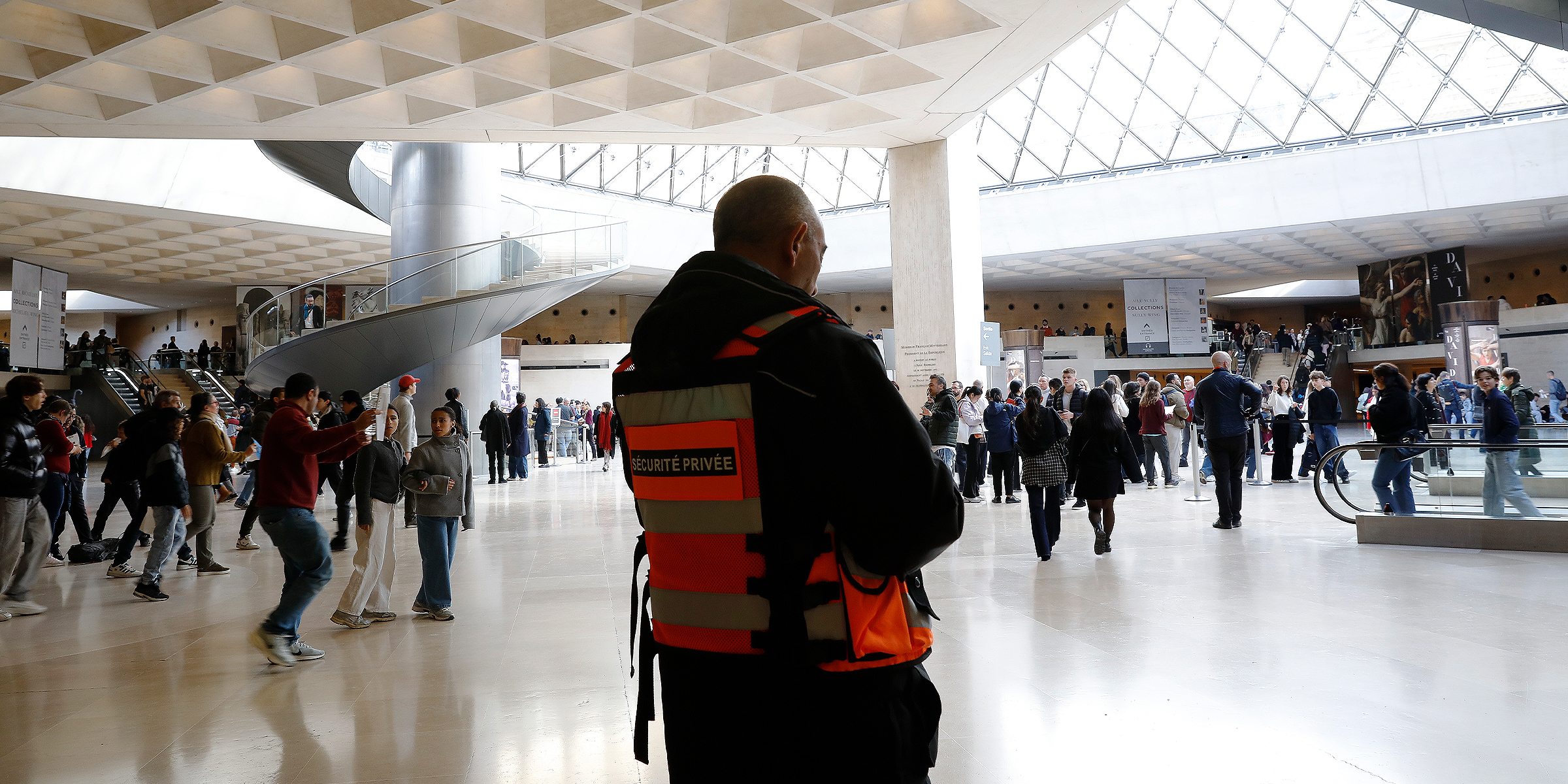Blick auf den Haupteingang des Louvre-Museums am 26. Oktober 2025 in Paris | Quelle: Getty Images