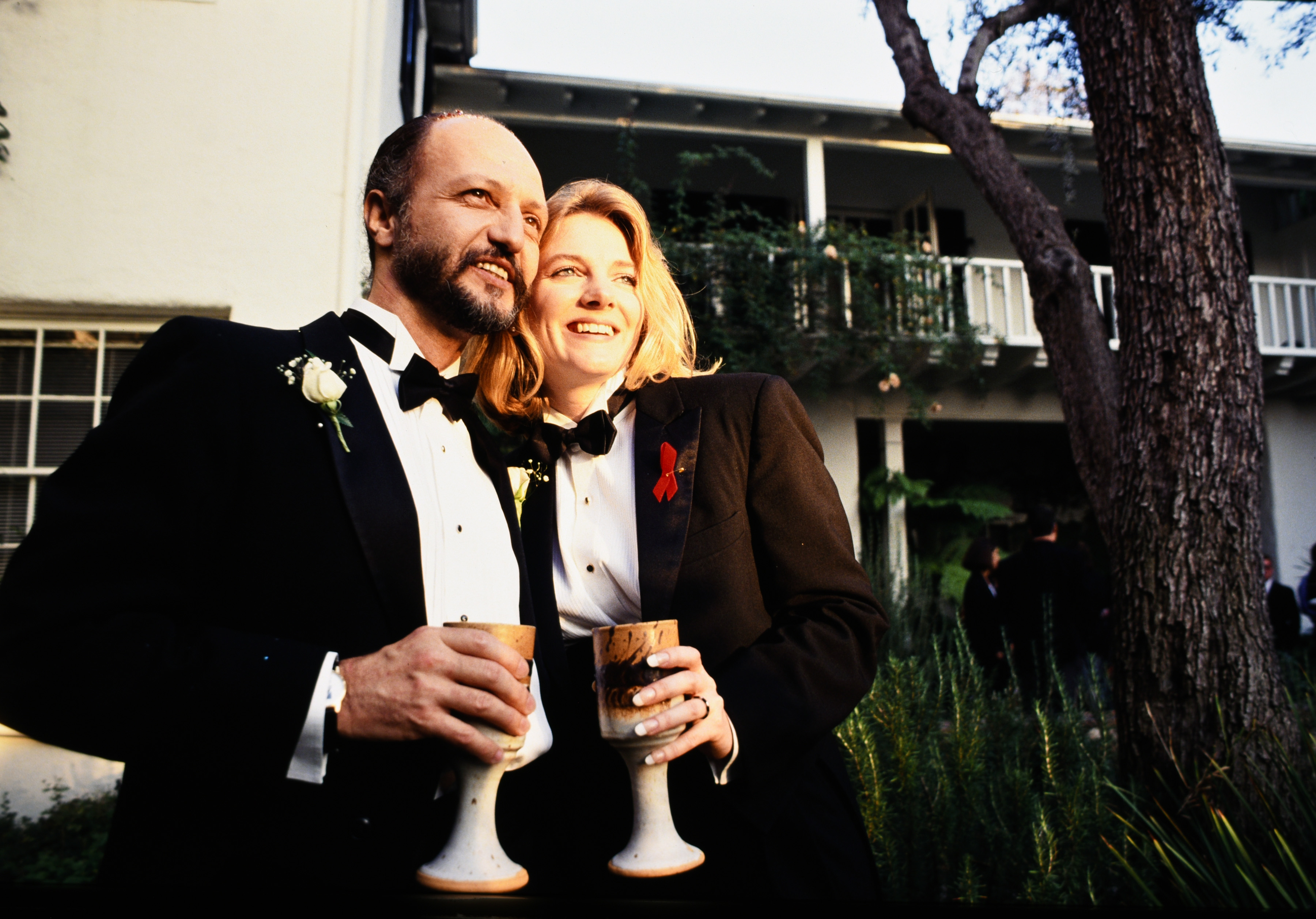 Diese Hochzeit war der Beginn von Arngrims Ehe mit Robert Paul „Bob“ Schoonover, den sie 1993 heiratete. Das Paar ist seit mehr als drei Jahrzehnten zusammen und lebt in Los Angeles. | Quelle: Getty Images