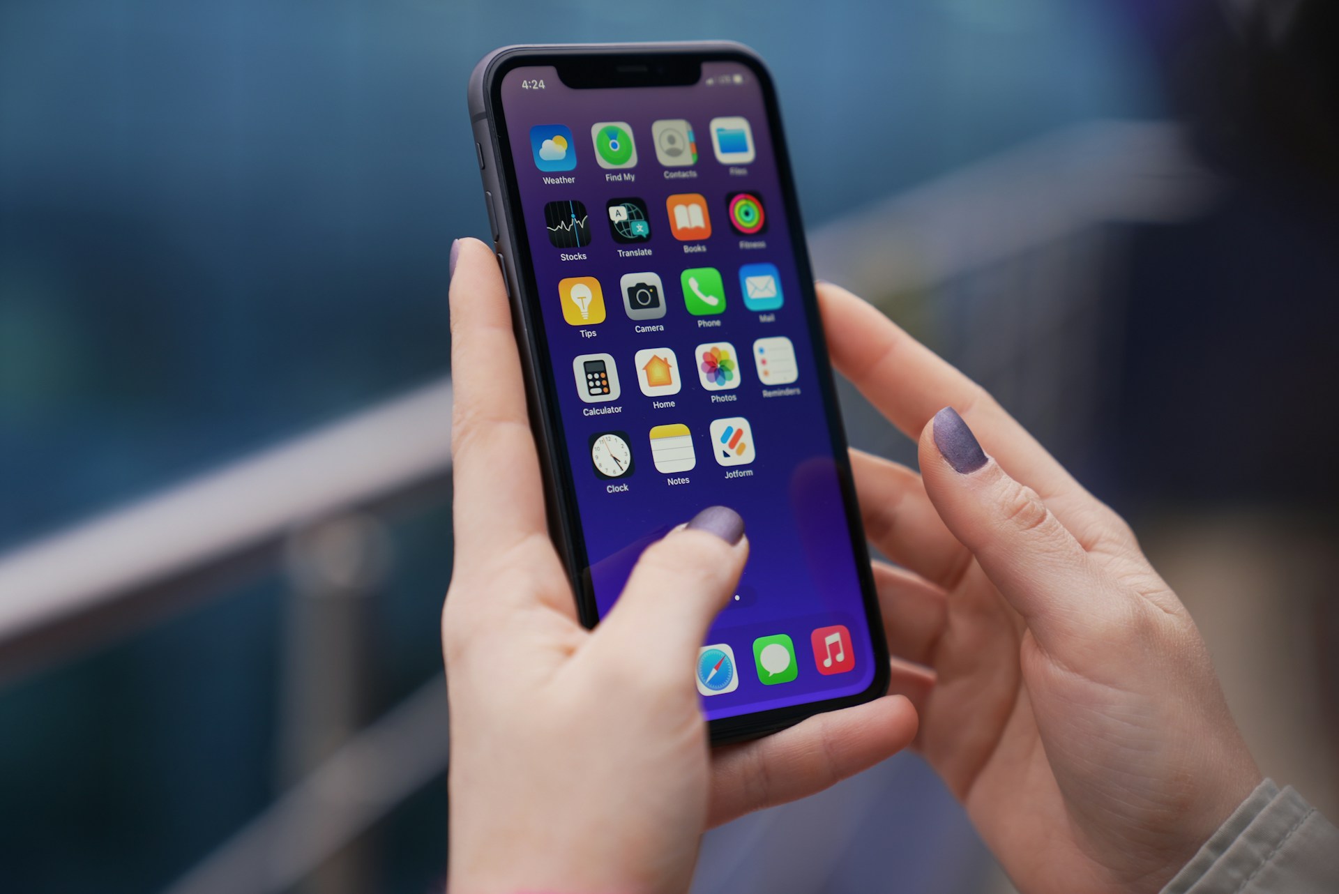 Eine Frau hält ihr Telefon | Quelle: Unsplash