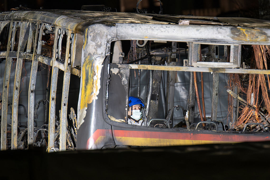 Forensiker checken einen abgesperrten Bereich in einem Bus, der am 11. März 2026 in Kerzers in der Westschweiz in Flammen aufgegangen ist. | Quelle: Getty Images