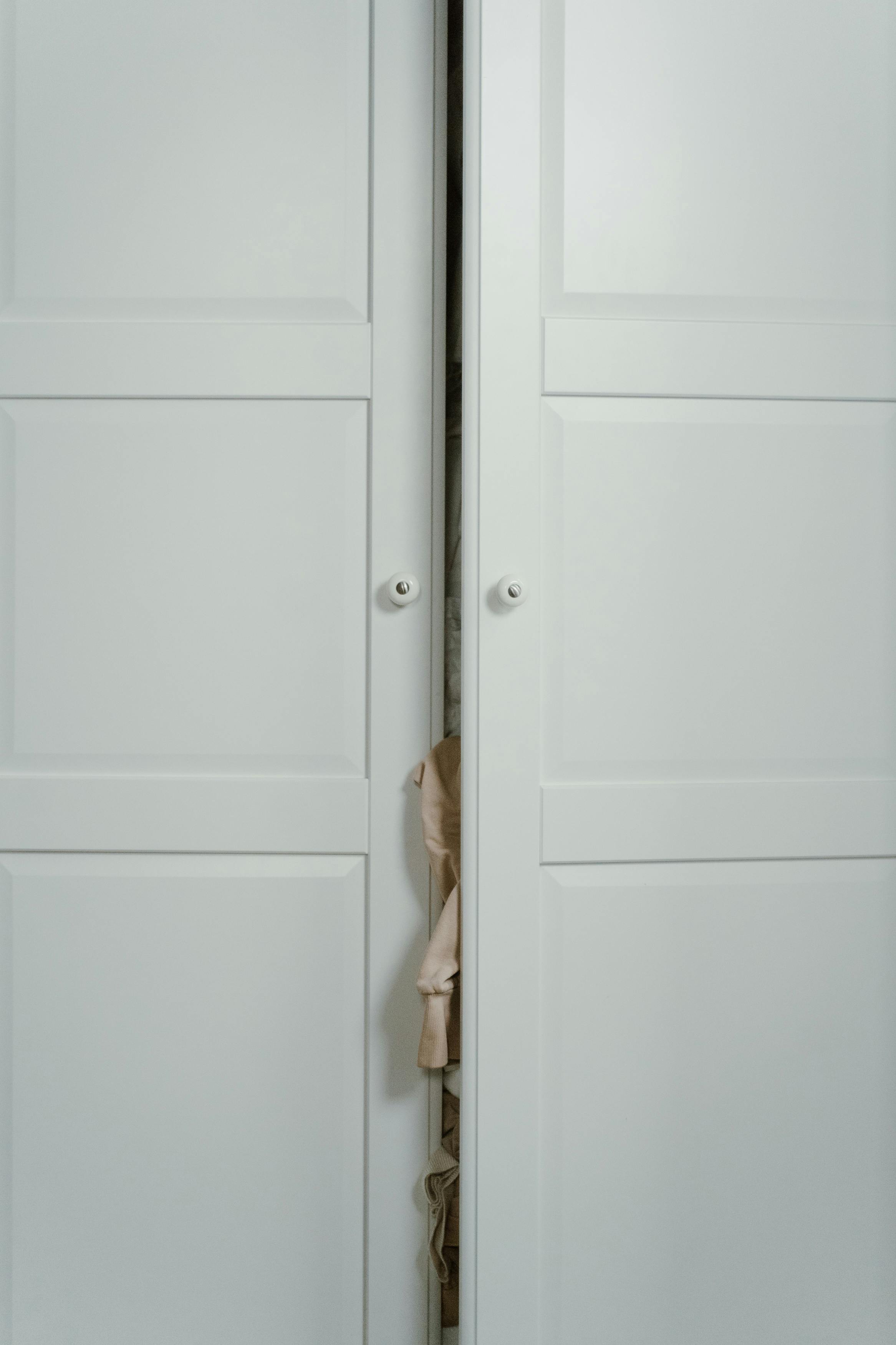 Ein geschlossener Kleiderschrank | Quelle: Pexels