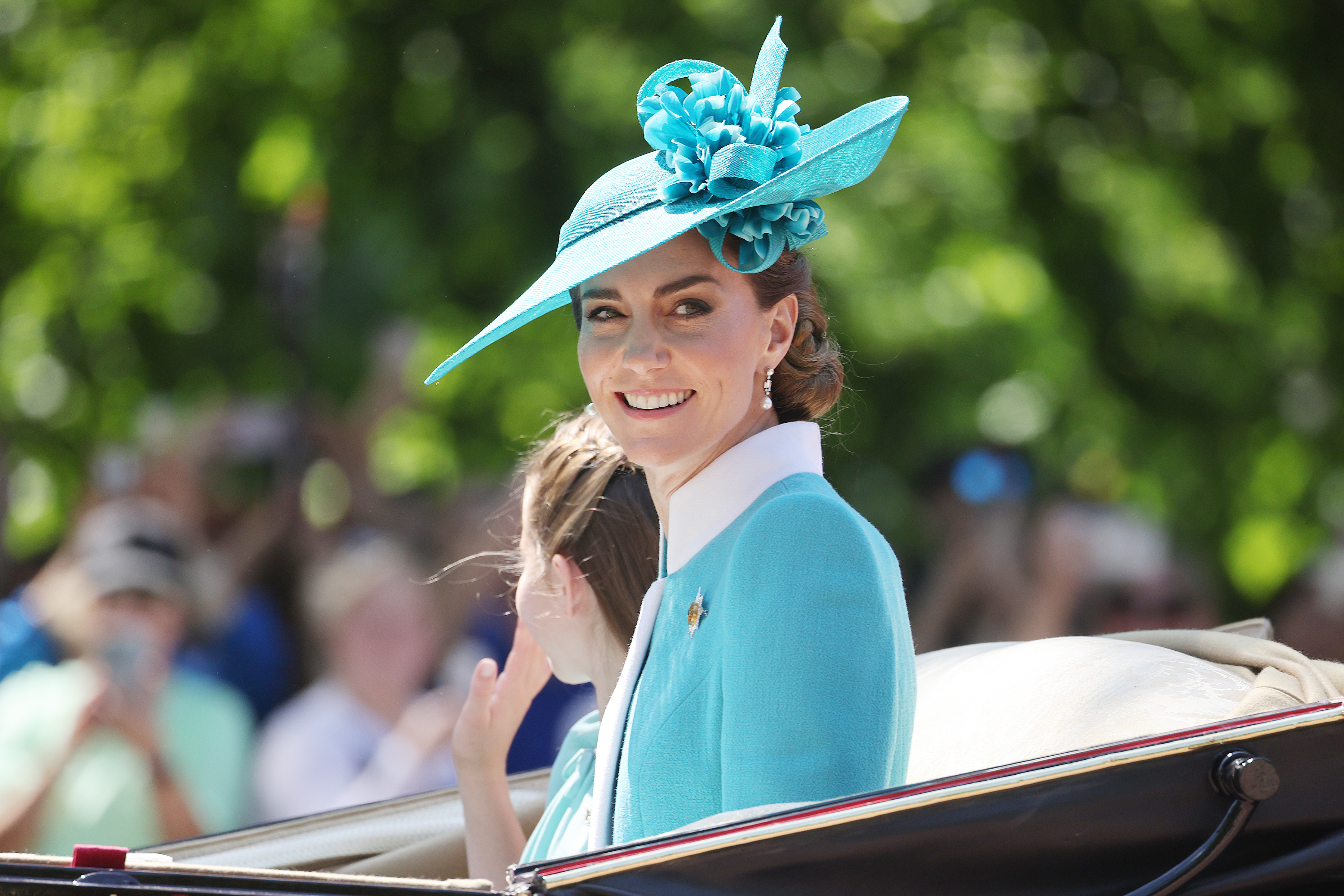 Prinzessin Catherine teilt ein strahlendes Lächeln mit der Menge, als sie während des Trooping the Colour 2025 in London neben Prinzessin Charlotte steht. Das Mutter-Tochter-Duo fängt einen Moment der Anmut und Gelassenheit inmitten des königlichen Spektakels ein, wobei Catherines gelassene Wärme durch die jubelnde Menge widerhallt.