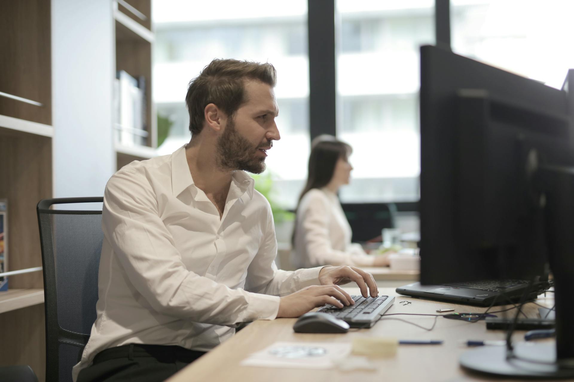 Ein Mann bei der Arbeit im Büro | Quelle: Pexels