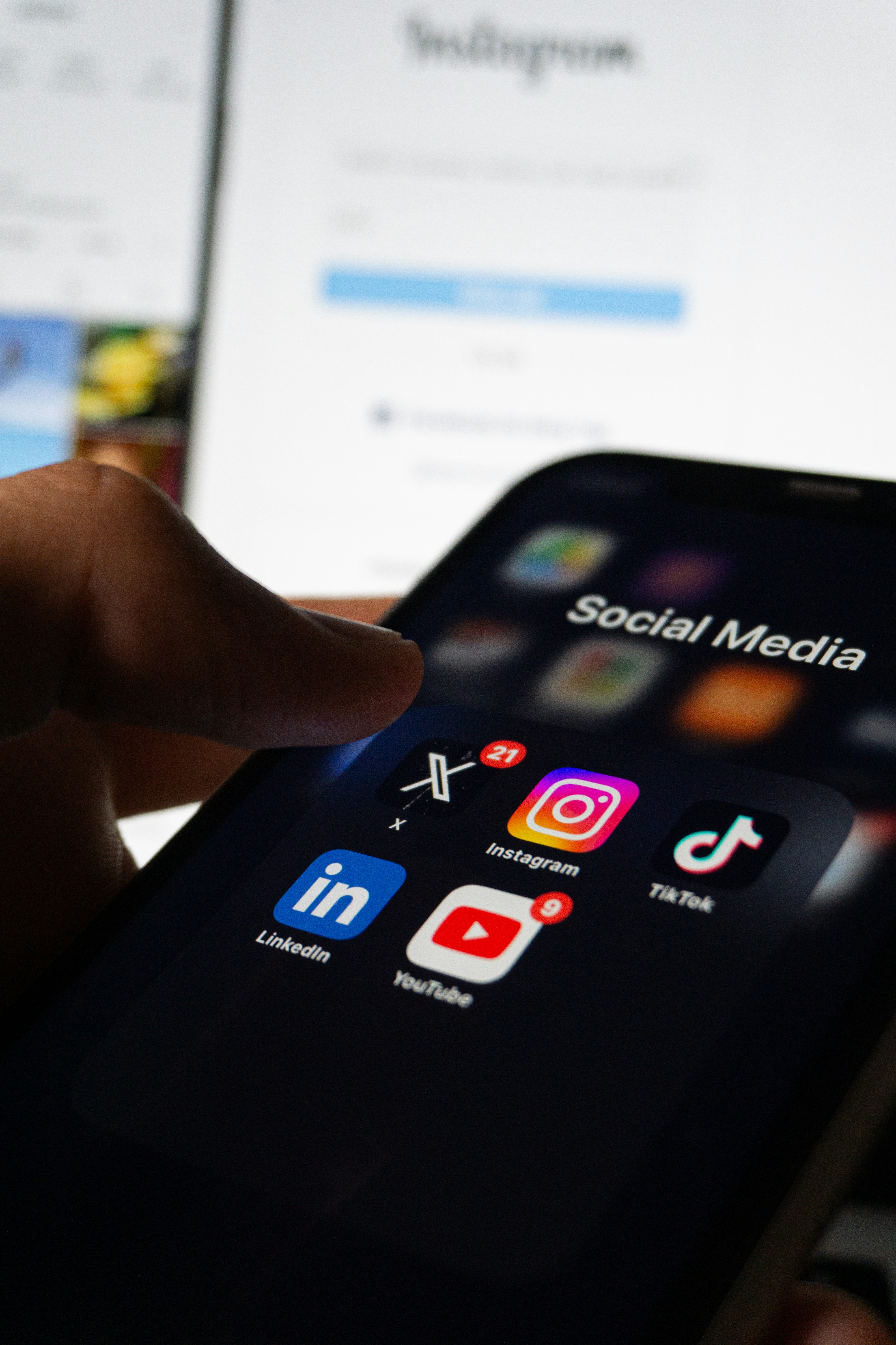 Eine Person, die ihr Telefon für soziale Medien offen hält | Quelle: Unsplash