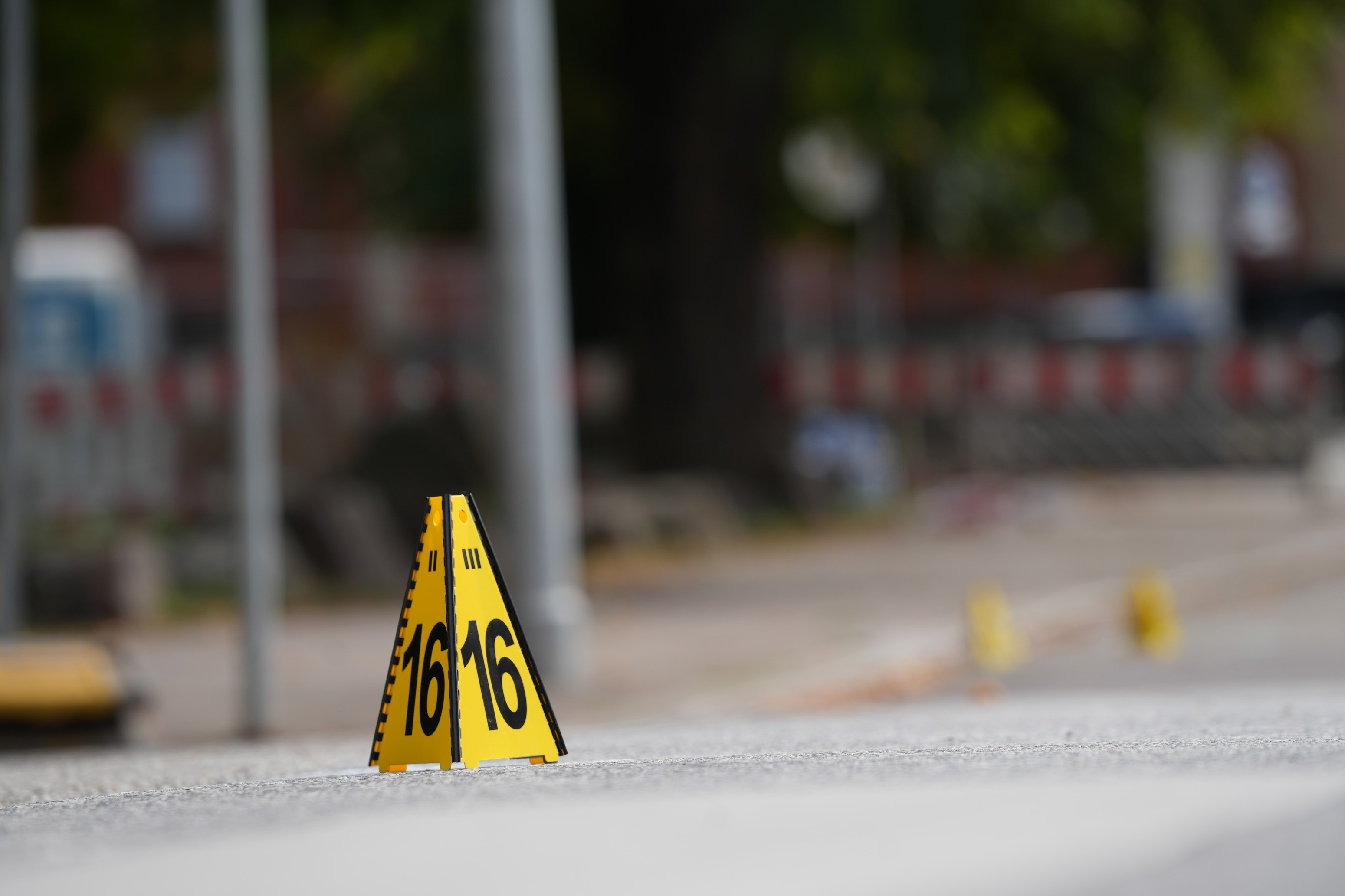 22. August 2025, Saarland, Völklingen: Markierungen rund um den Tatort. Ein Polizist wurde nach einem Raubüberfall auf eine Tankstelle durch Schüsse getötet. | Quelle: Getty Images