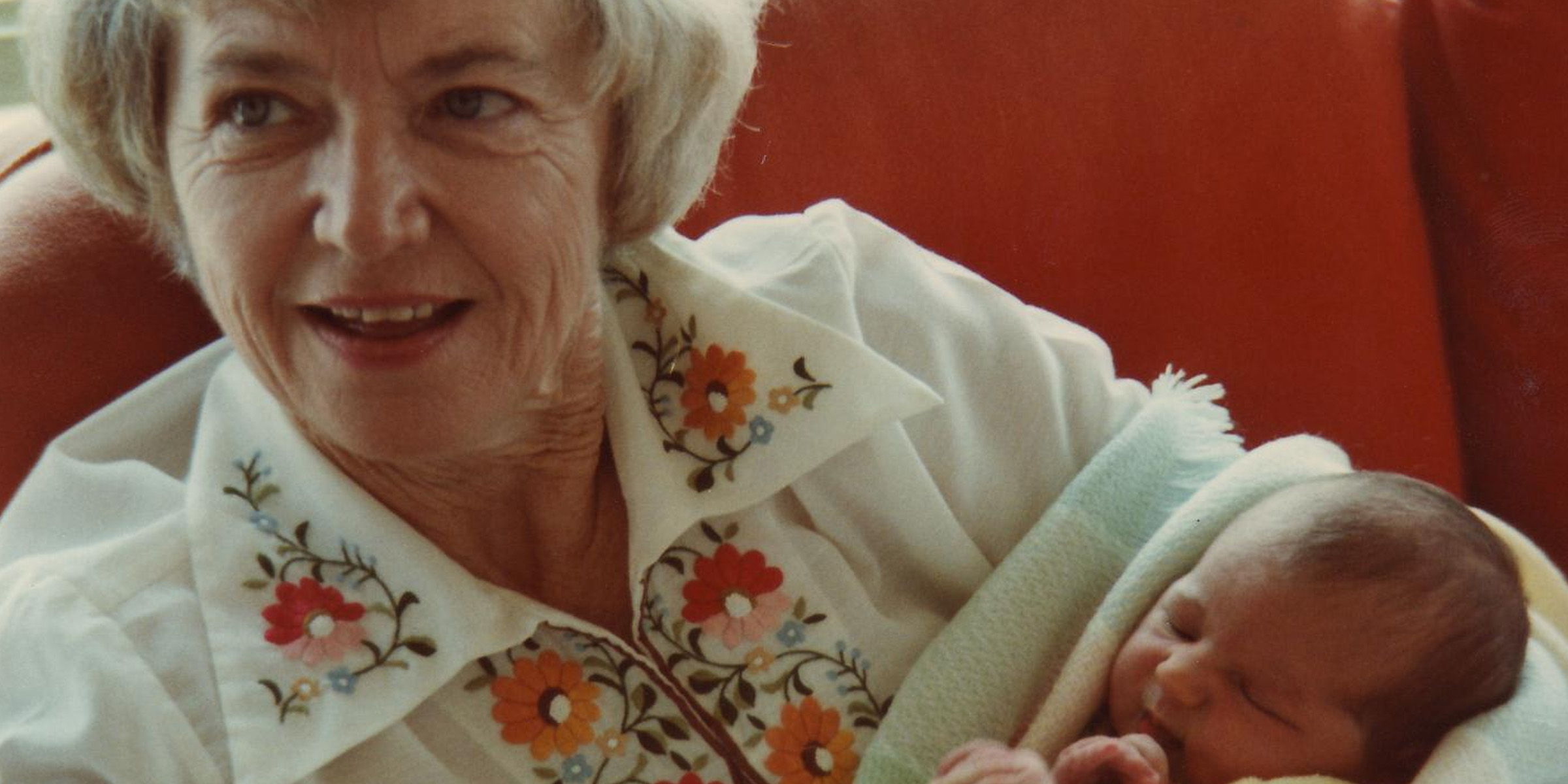 Eine ältere Frau hält ein Baby | Quelle: Flickr (CC BY 2.0)