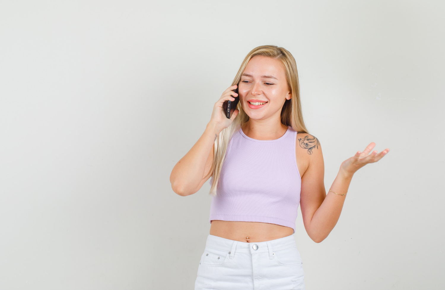 Eine junge Frau, die telefoniert | Quelle: Freepik