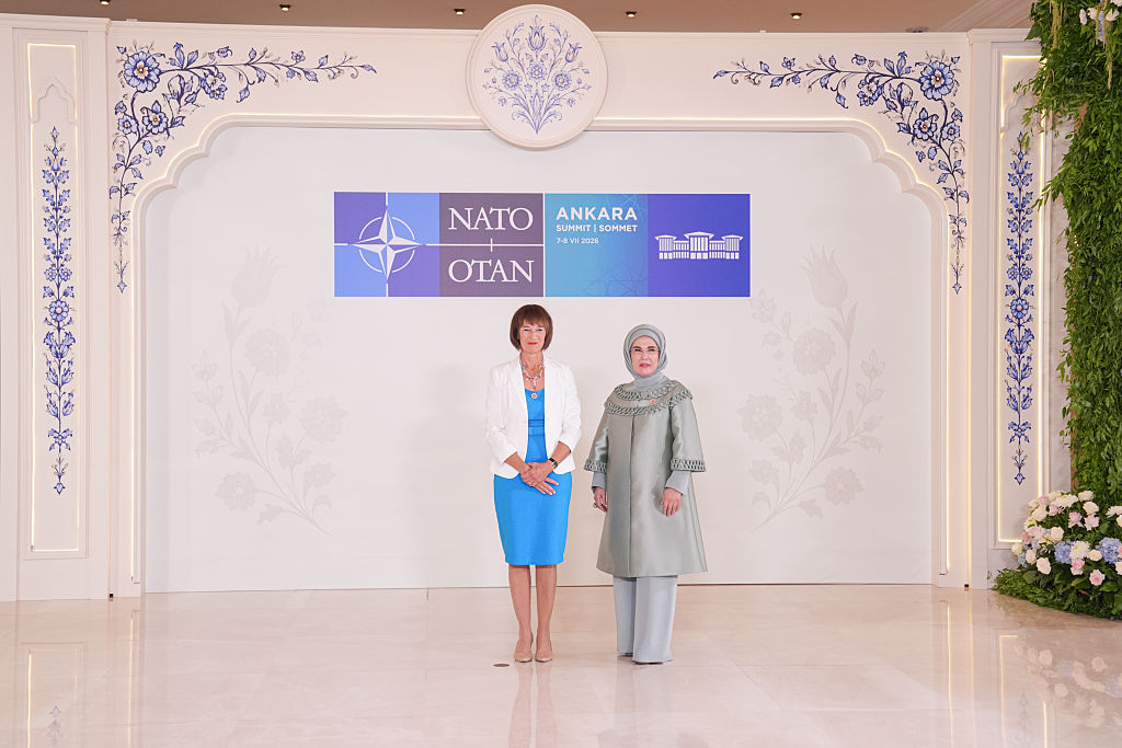Emine Erdogan (rechts), Ehefrau des türkischen Präsidenten Recep Tayyip Erdogan, begrüßt Charlotte Merz (links), Ehefrau des deutschen Bundeskanzlers Friedrich Merz, in der Cankaya-Residenz, wo sie am 8. Juli 2026 in Ankara, Türkei, anlässlich des 36. NATO-Gipfels der Staats- und Regierungschefs die Ehepartner der Staats- und Regierungschefs empfing | Quelle: Getty Images