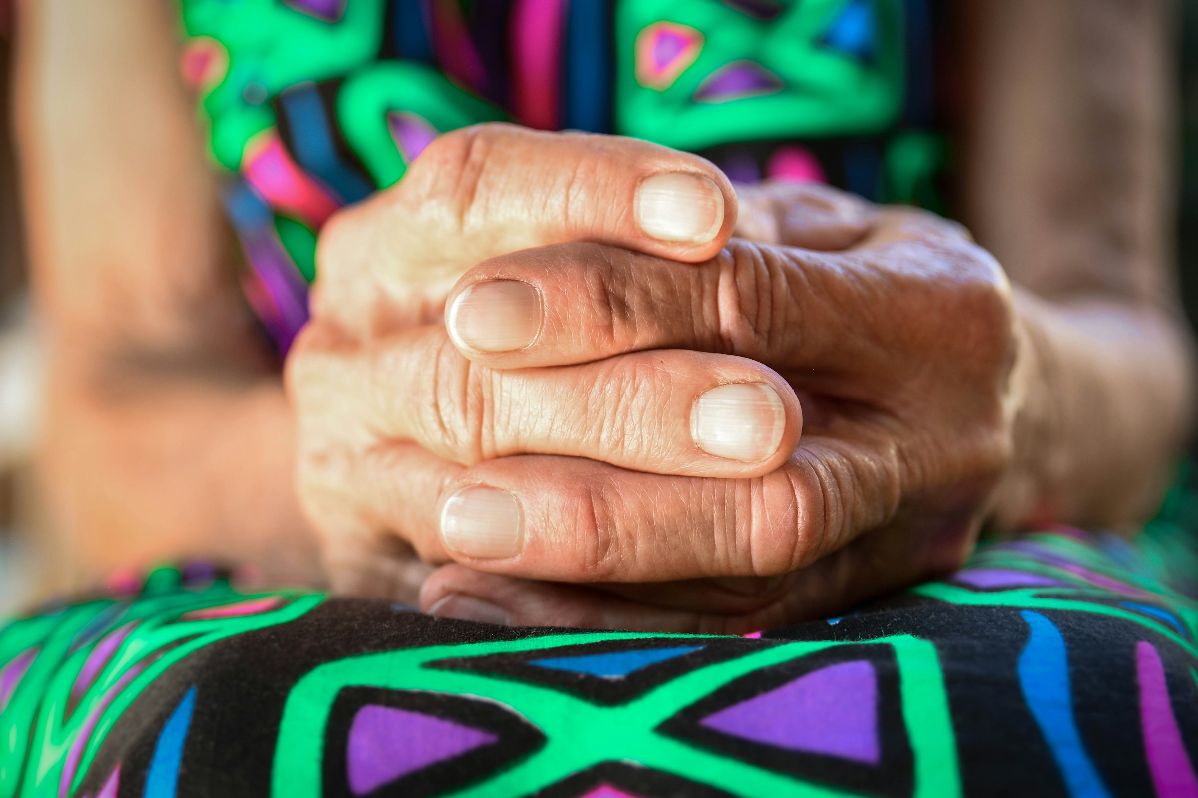 Eine Person, die ihre Hände zusammenhält | Quelle: Unsplash