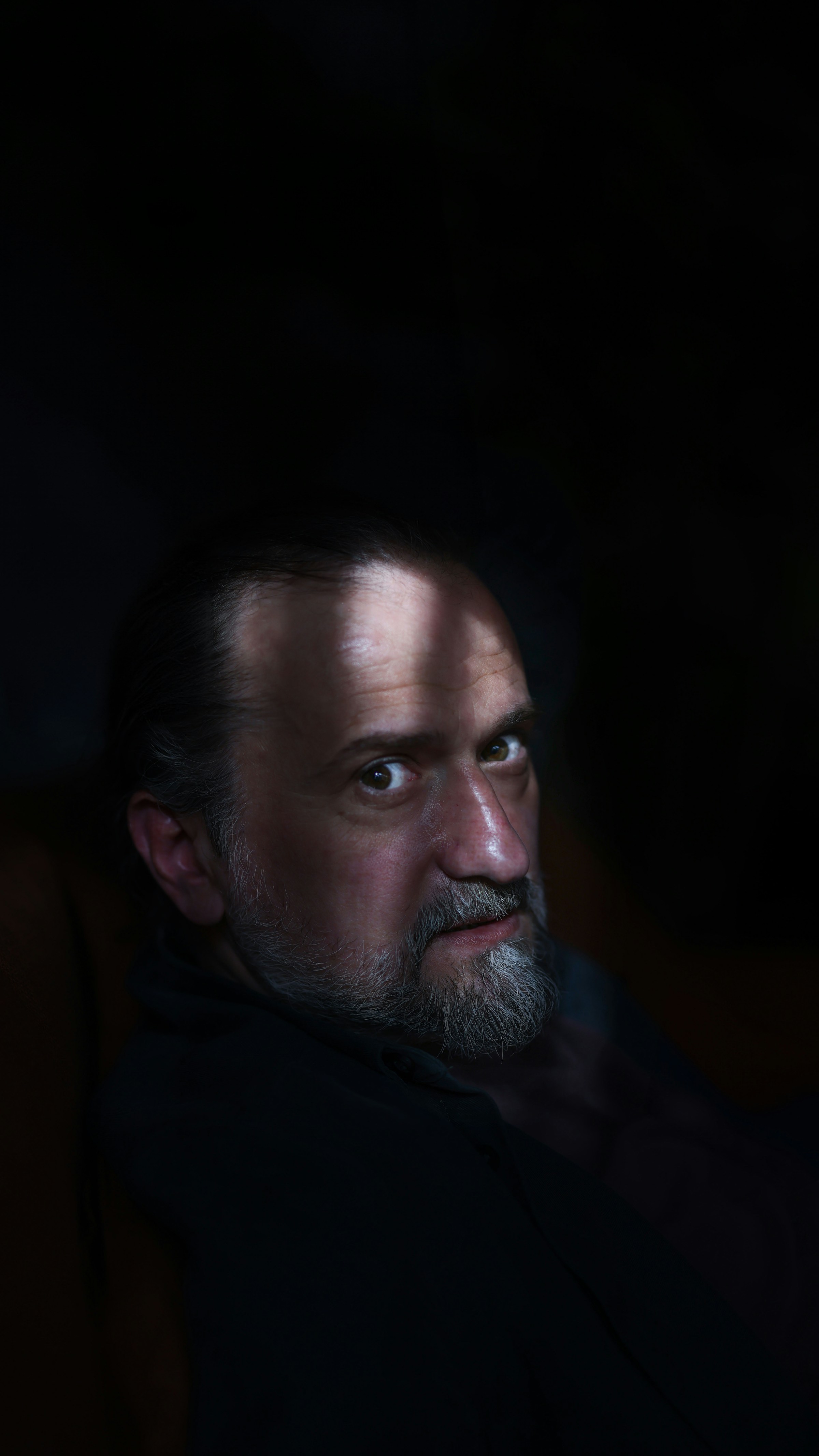 Ein wütender Mann im mittleren Alter | Quelle: Unsplash