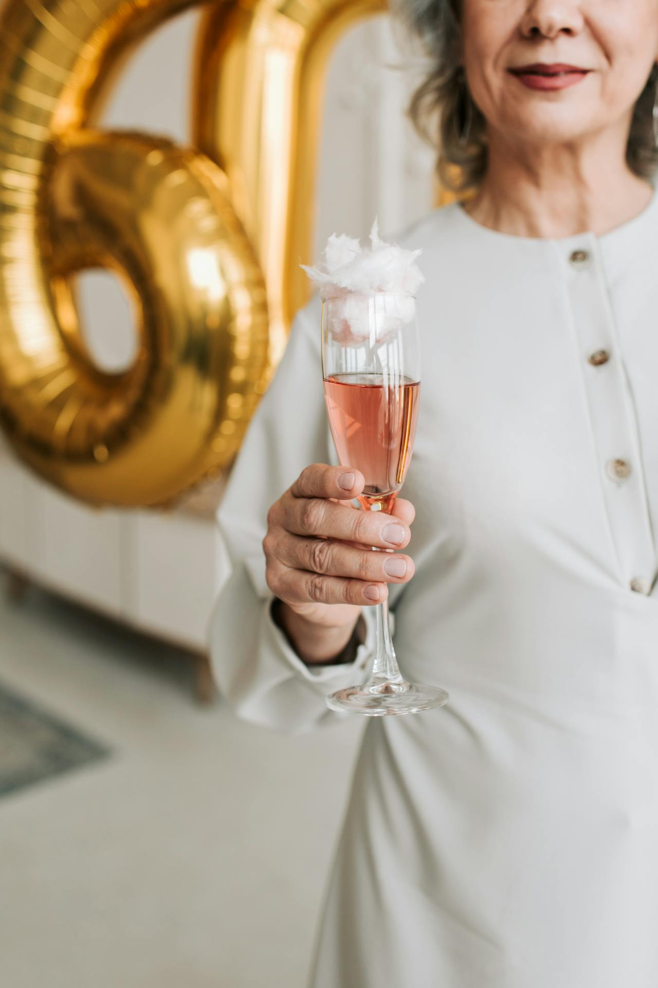 Eine Frau hält ein Getränk in einem klaren Glas | Quelle: Pexels