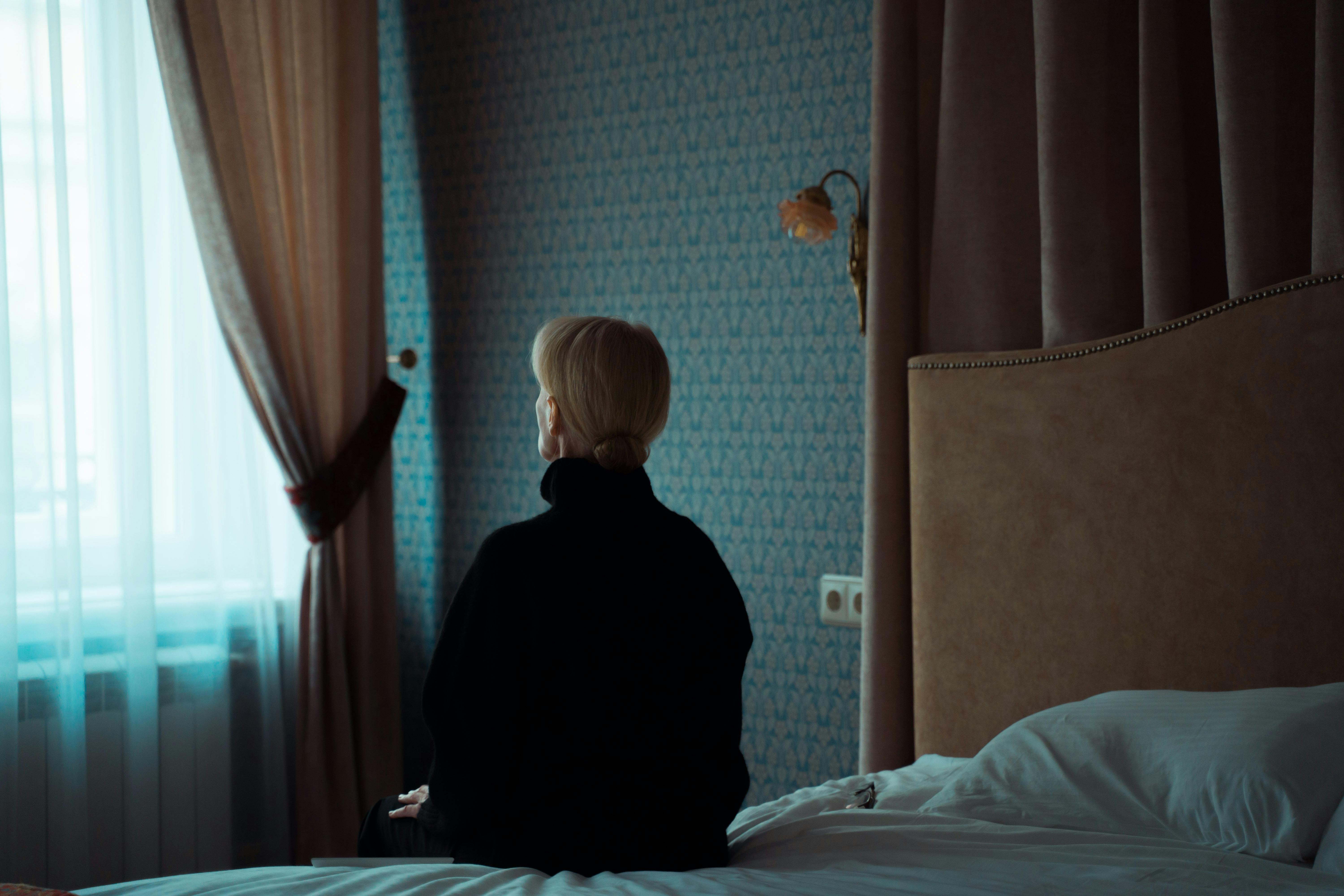 Eine Frau, die aus dem Fenster starrt | Quelle: Pexels