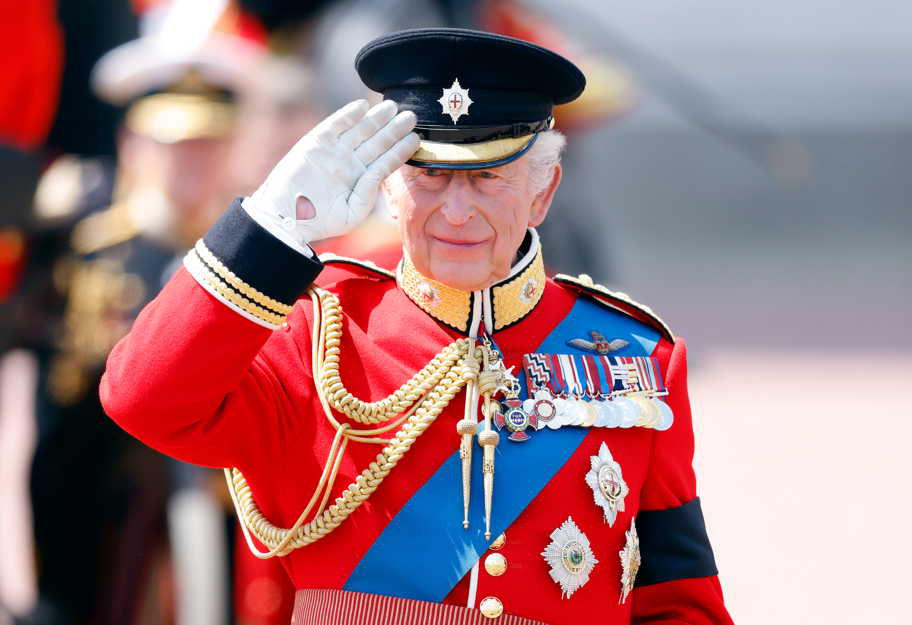 König Charles III. salutiert von einer Tribüne vor dem Buckingham Palace während des Trooping the Colour 2025 | Quelle: Getty Images