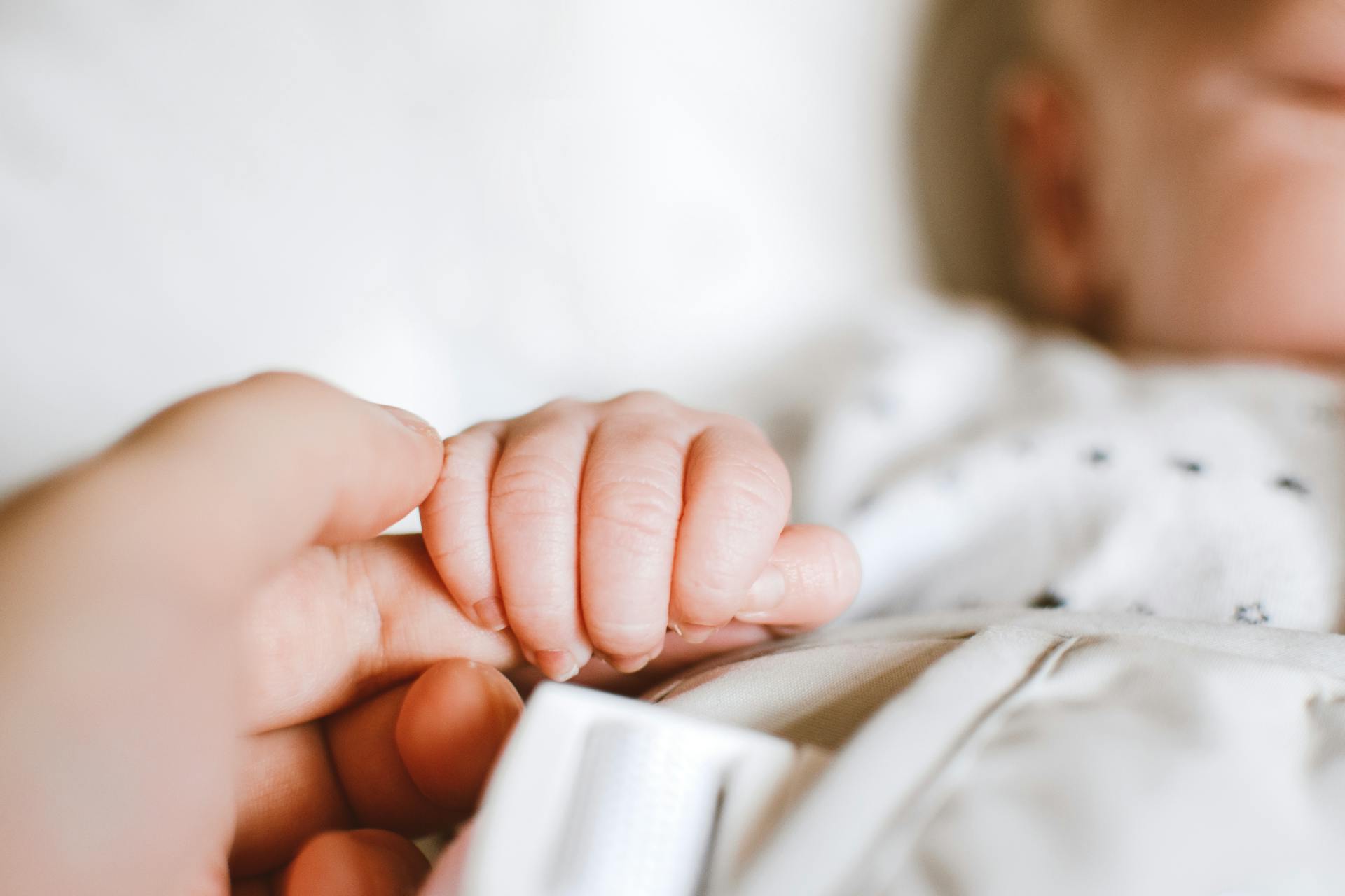 Ein Baby umklammert den Finger eines Erwachsenen | Quelle: Pexels