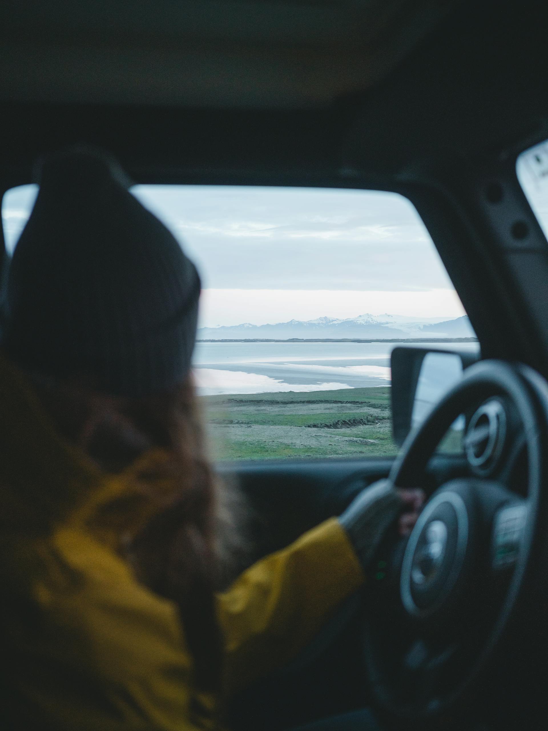 Eine Frau am Steuer eines Autos | Quelle: Pexels