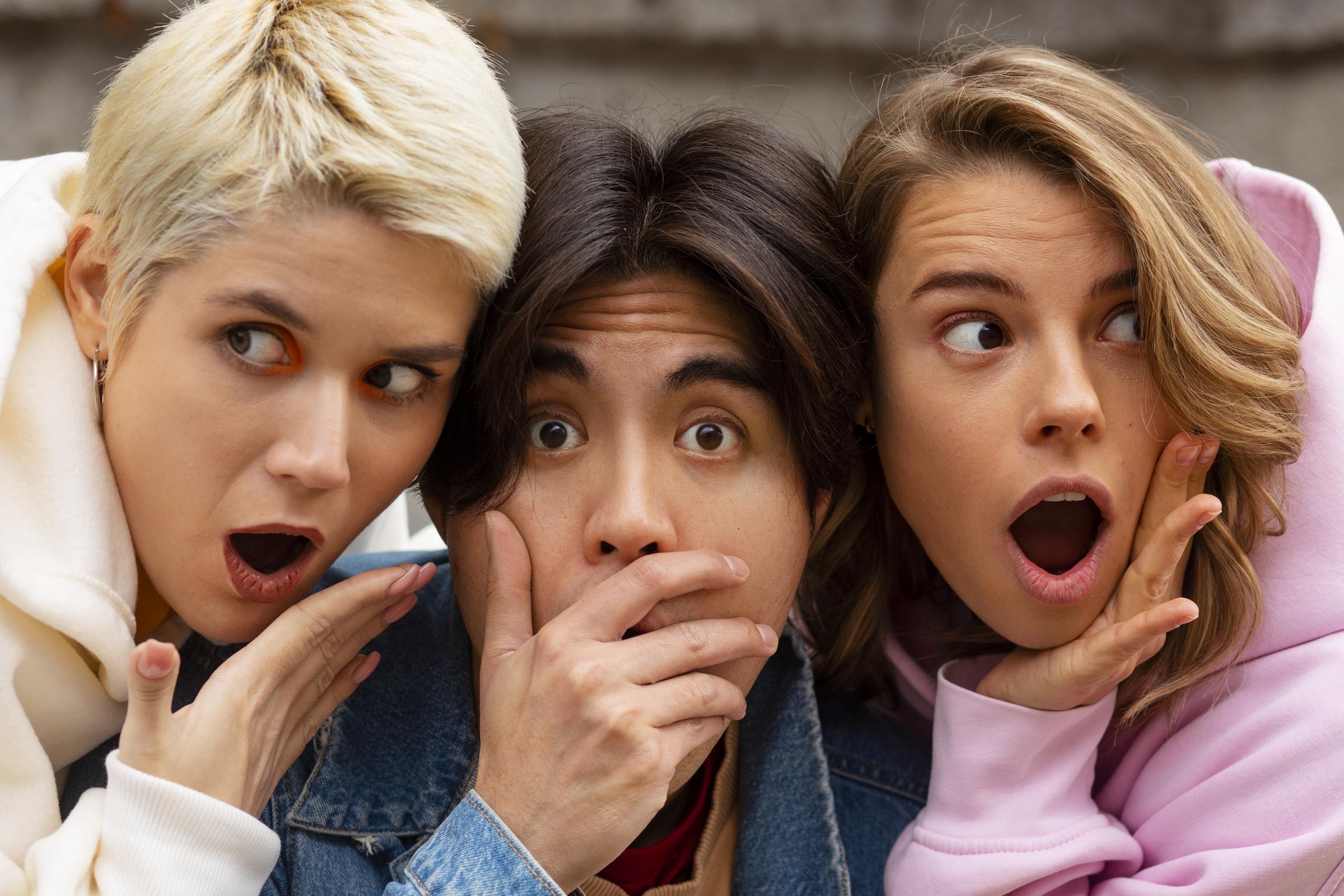 Menschen, die schockiert reagieren | Quelle: Freepik