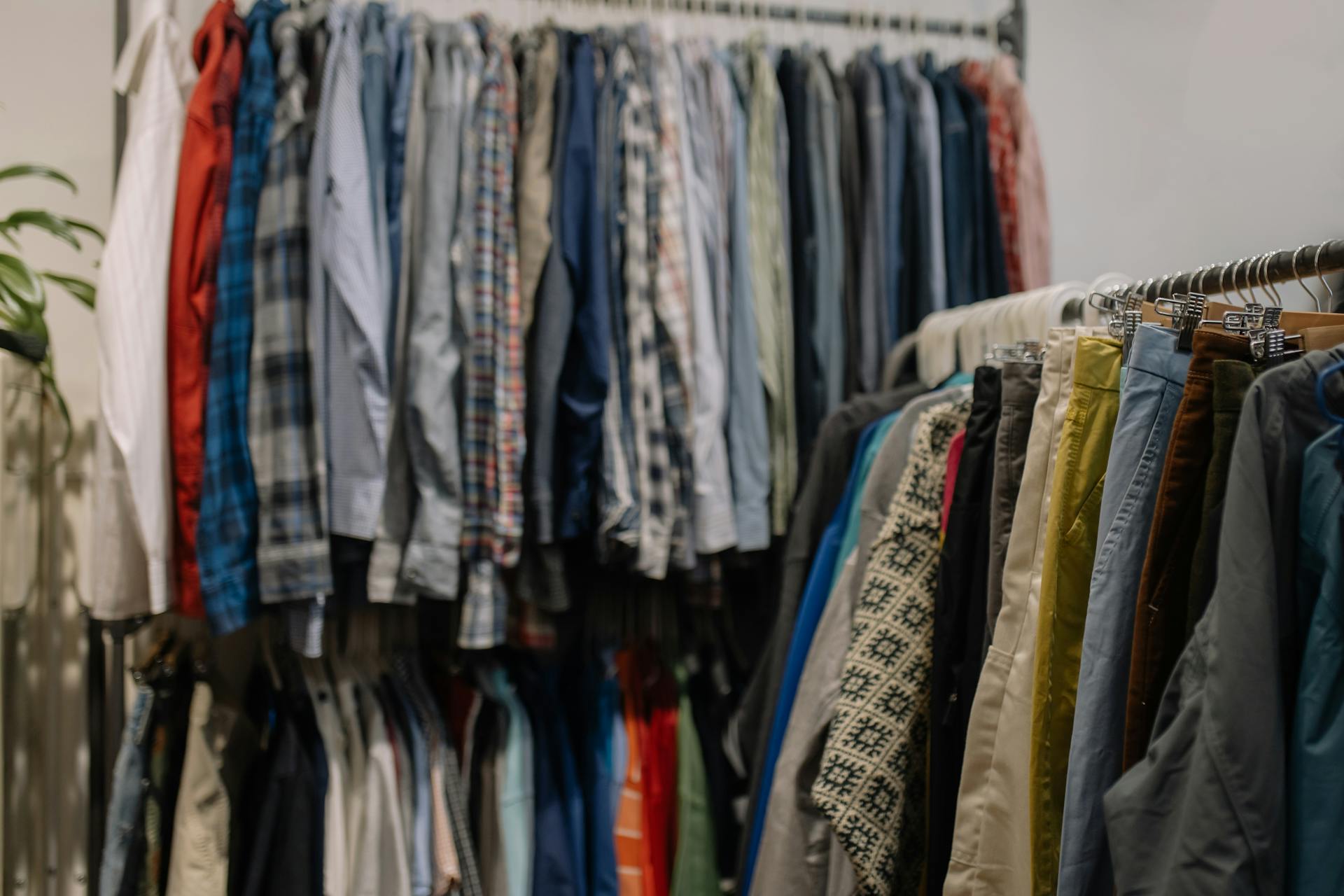 Kleidung auf Kleiderbügeln | Quelle: Pexels