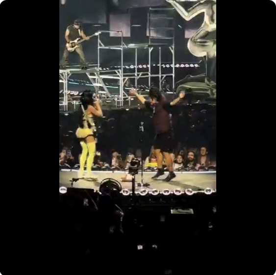 Der Mann, der auf der Bühne tanzt, während Katy Perry sich entfernt, aus einem Post vom 9. Juni 2025 | Quelle: X/concertleaks