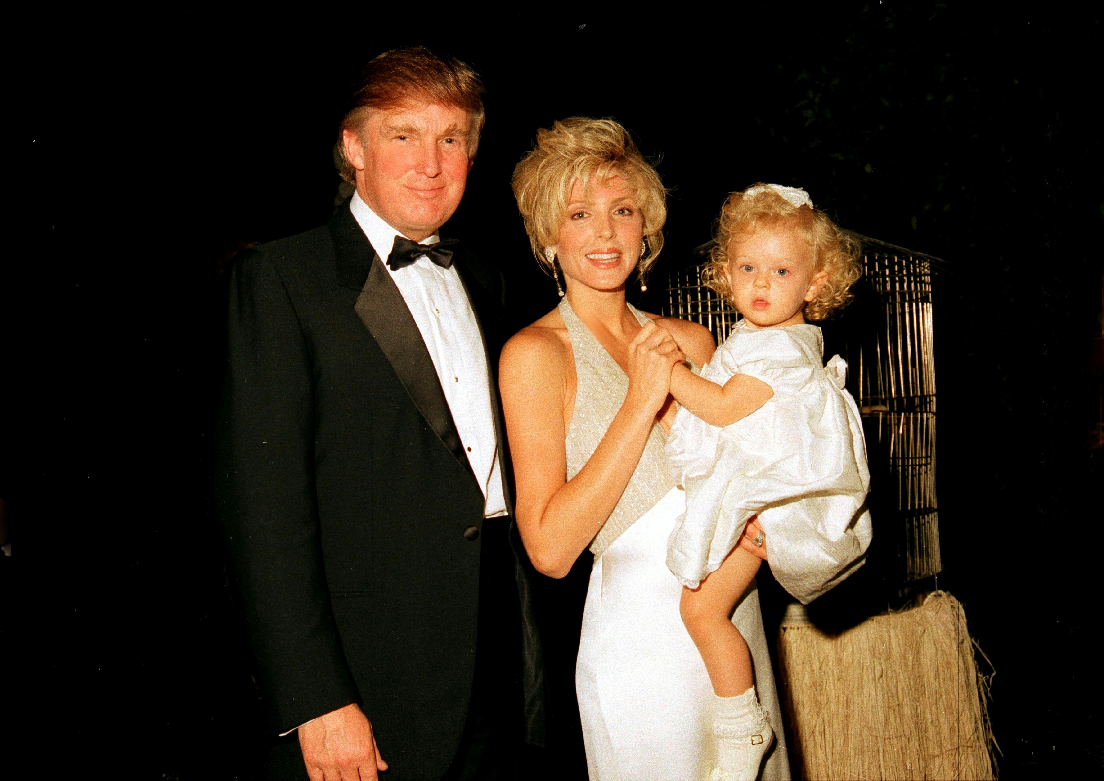 Donald Trump und Marla Maples und ihre Tochter Tiffany während der offiziellen Eröffnungsparty des Mar-a-Lago Clubs, Palm Beach, Florida, 22. April 1995. | Quelle: Getty Images