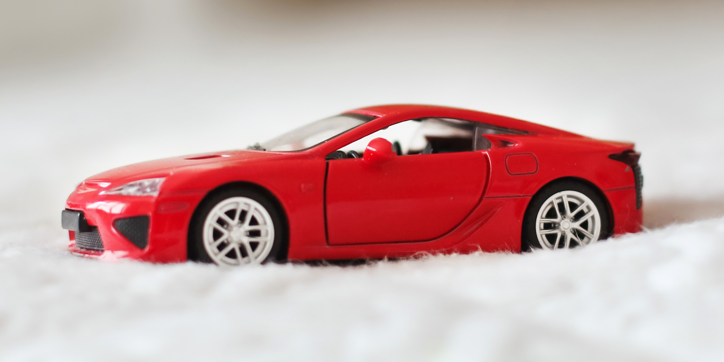 Ein rotes Spielzeugauto | Quelle: Shutterstock