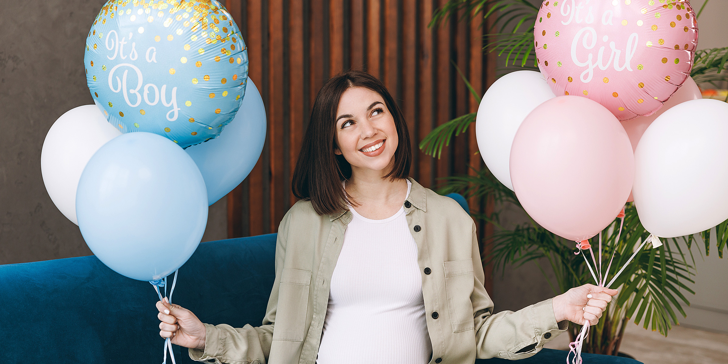 Eine glückliche Frau mit Luftballons auf einer Gender Reveal-Party | Quelle: Shutterstock