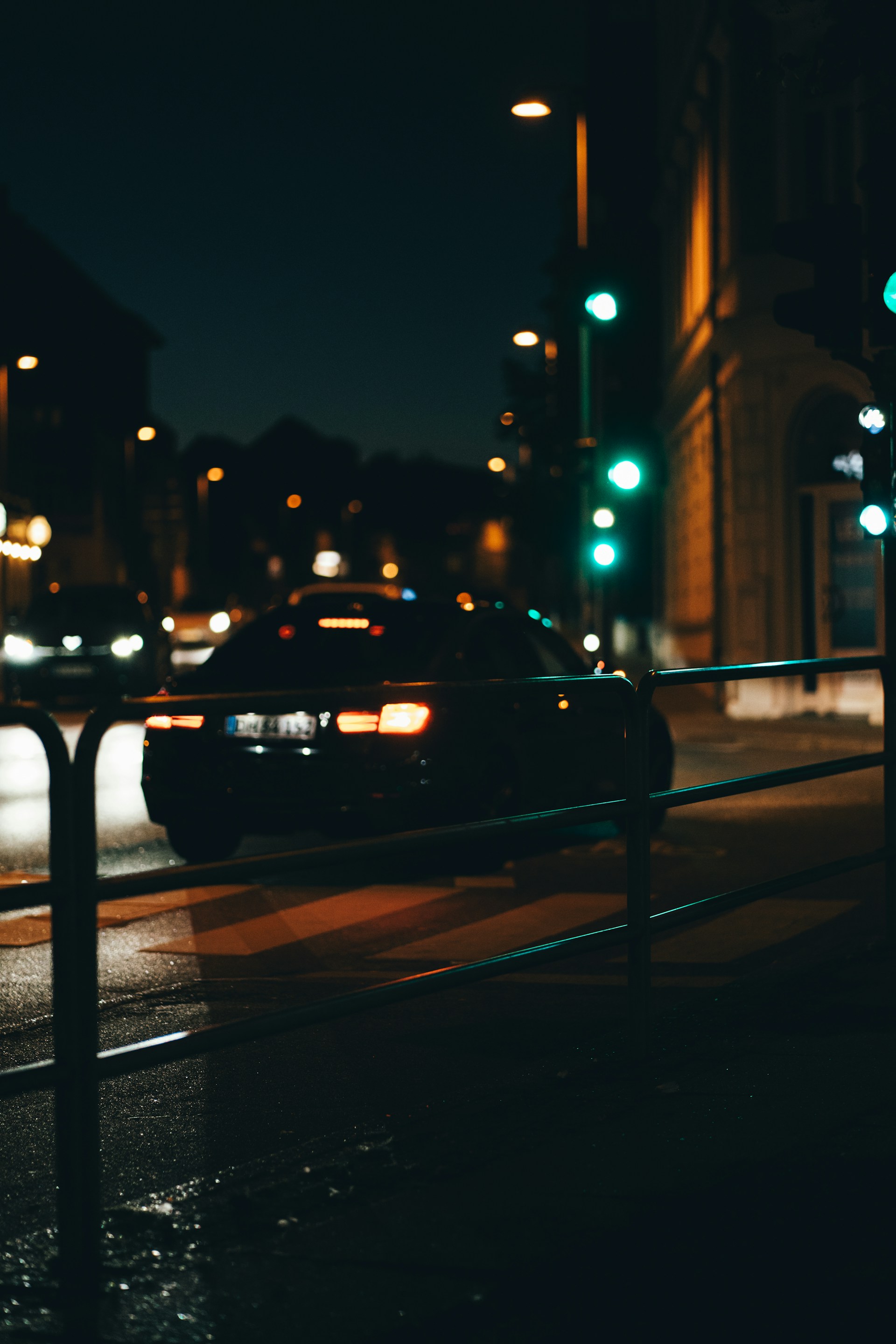 Ein Auto wird bei Nacht gefahren | Quelle: Unsplash