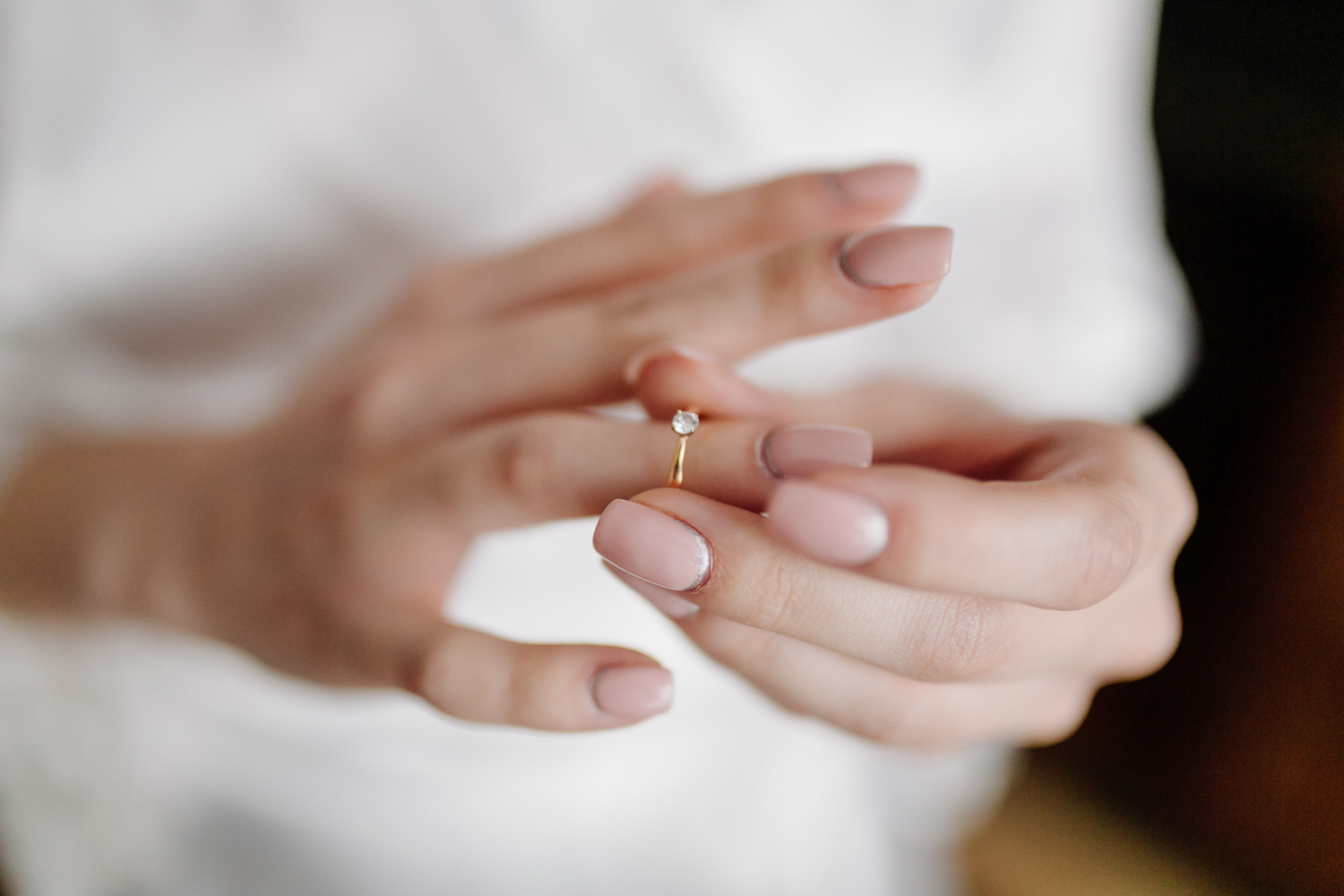 Nahaufnahme einer Frau, die ihren Ring abnimmt | Quelle: Freepik
