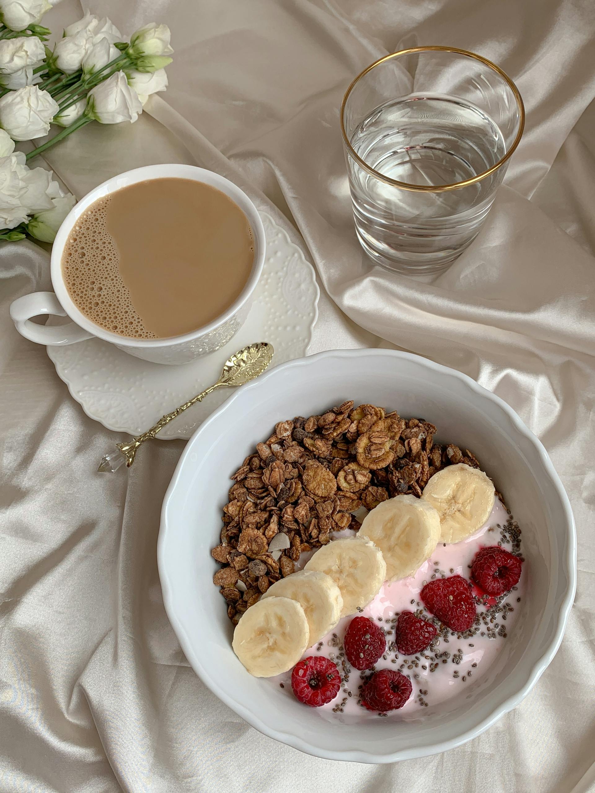 Eine Schüssel Müsli liegt neben einer Tasse Tee | Quelle: Pexels