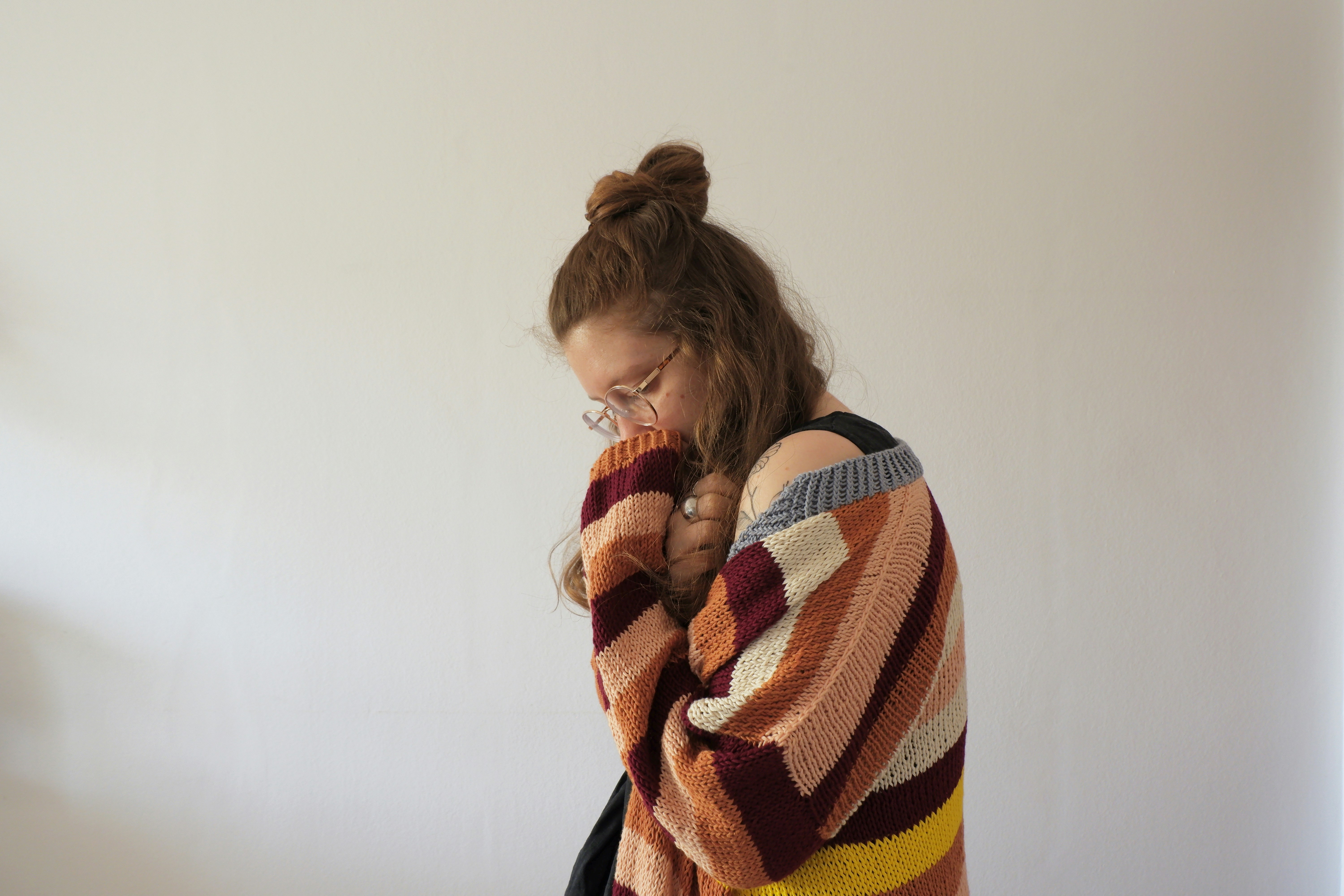 Eine Frau, die sich umarmt | Quelle: Unsplash