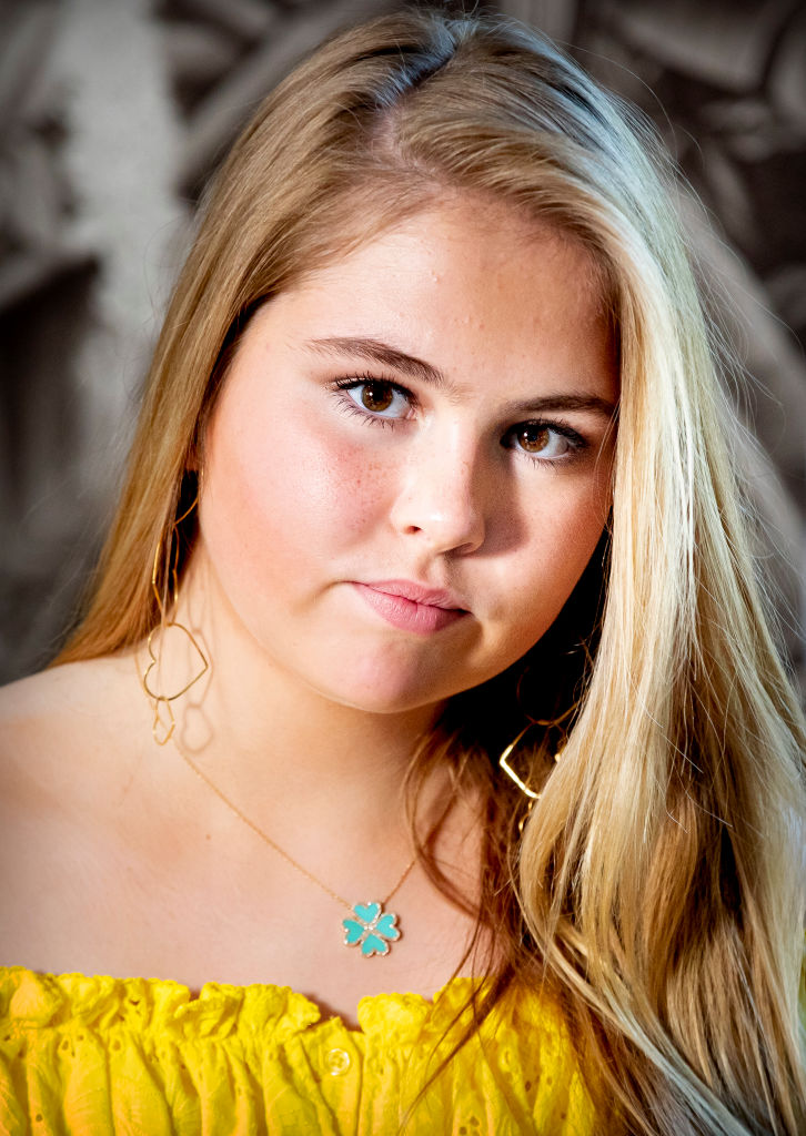 rinzessin Amalia von den Niederlanden feiert den 53. Geburtstag des Königs im Palast Huis ten Bosch am 27. April 2020 in Den Haag, Niederlande. Wegen der Coronavirus-Pandemie musste die königliche Familie die Feierlichkeiten zum Königstag in Maastricht absagen und nimmt stattdessen Videoanrufe mit Menschen im ganzen Land entgegen. | Quelle: Getty Images